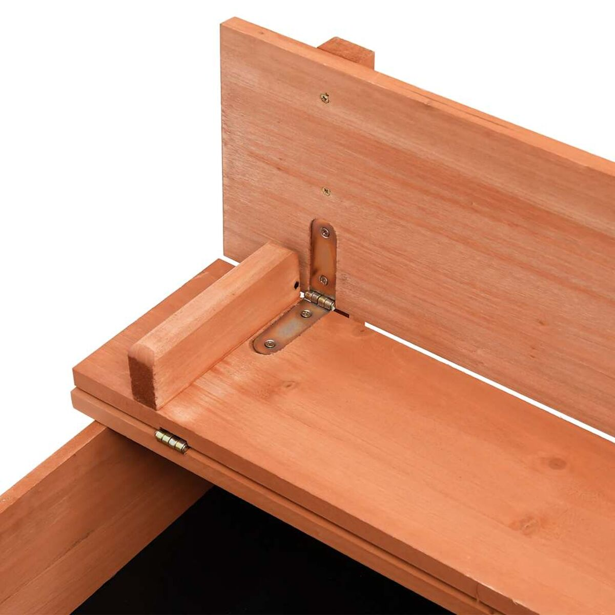 Nahaufnahme einer hölzernen Aufbewahrungsbox mit teilweise geöffnetem Klappdeckel, schwarzes Innere.