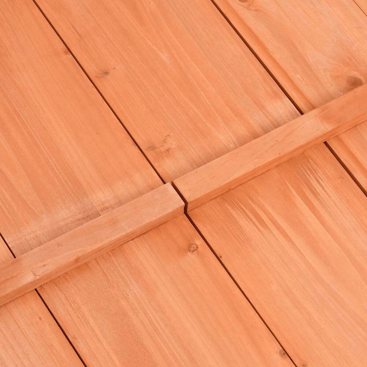 Holzbretter, die zusammengestellt sind, in Nahaufnahme.