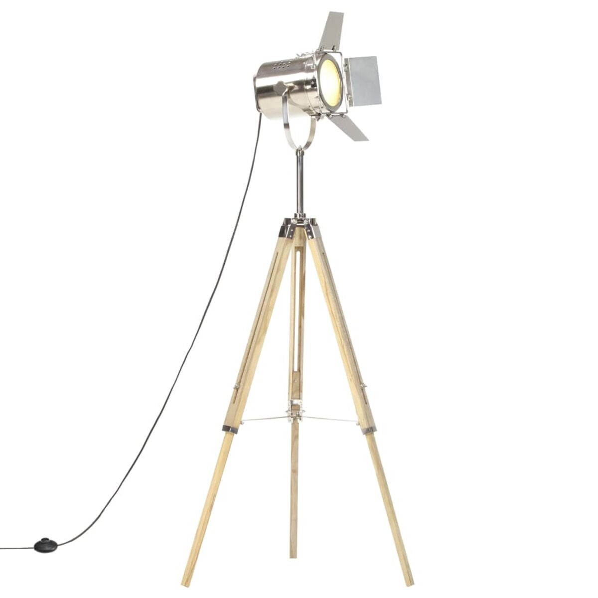 Eine silberne Metall-Stehlampe mit einem Scheinwerfer und Holzbeinen. Weißer Hintergrund.