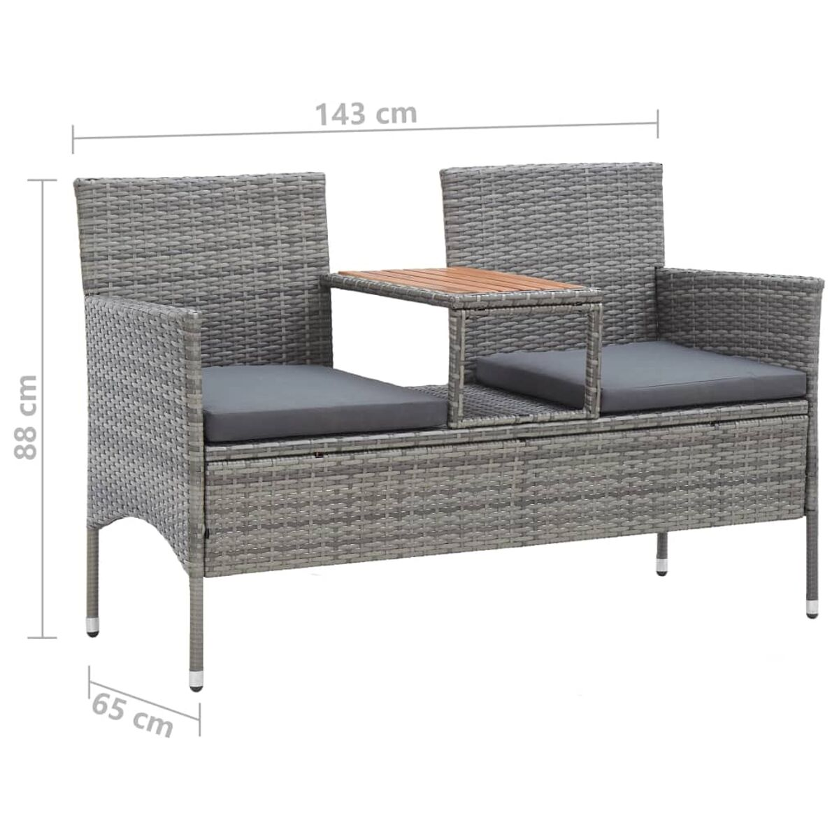 Graue Rattanbank mit kleinem Tisch zwischen zwei Sitzen. Maße 143cm x 88cm x 65cm. Graue Kissen.
