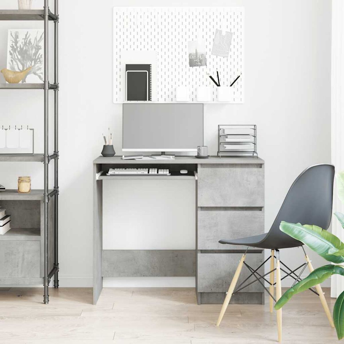 Grauer Schreibtisch mit Computer, Stuhl und Regalen. Weißer Hintergrund. Büroumgebung.