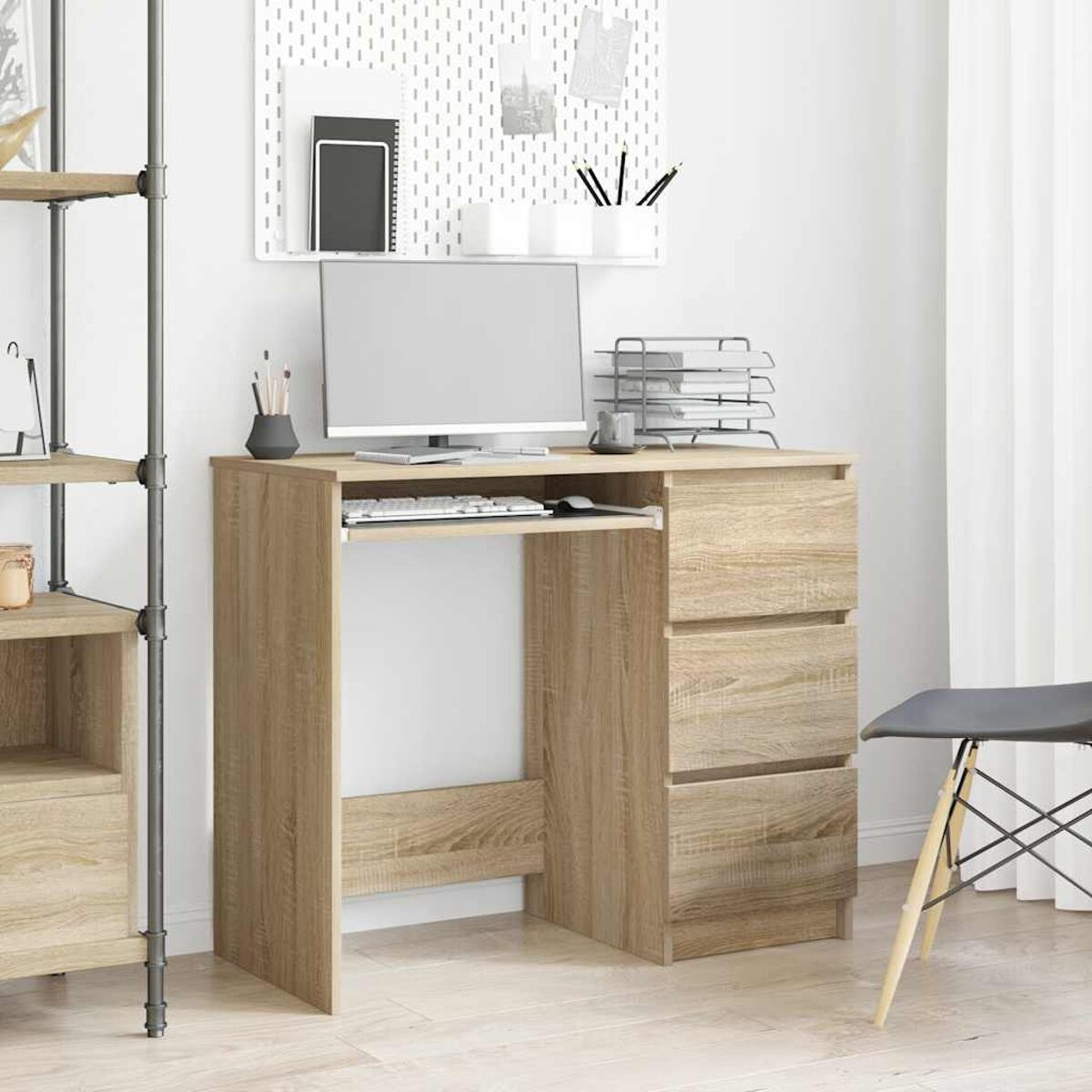 Holzschreibtisch mit Schubladen und Computer. Ein Regal und Stuhl stehen davor, an weißer Wand.