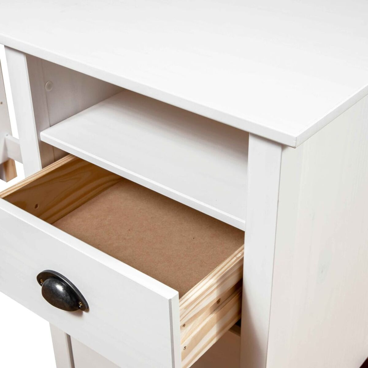 Ein weißer Schrank mit einer geöffneten Schublade. Die Schublade hat einen Griff und ein Regal darüber. Innen braun.