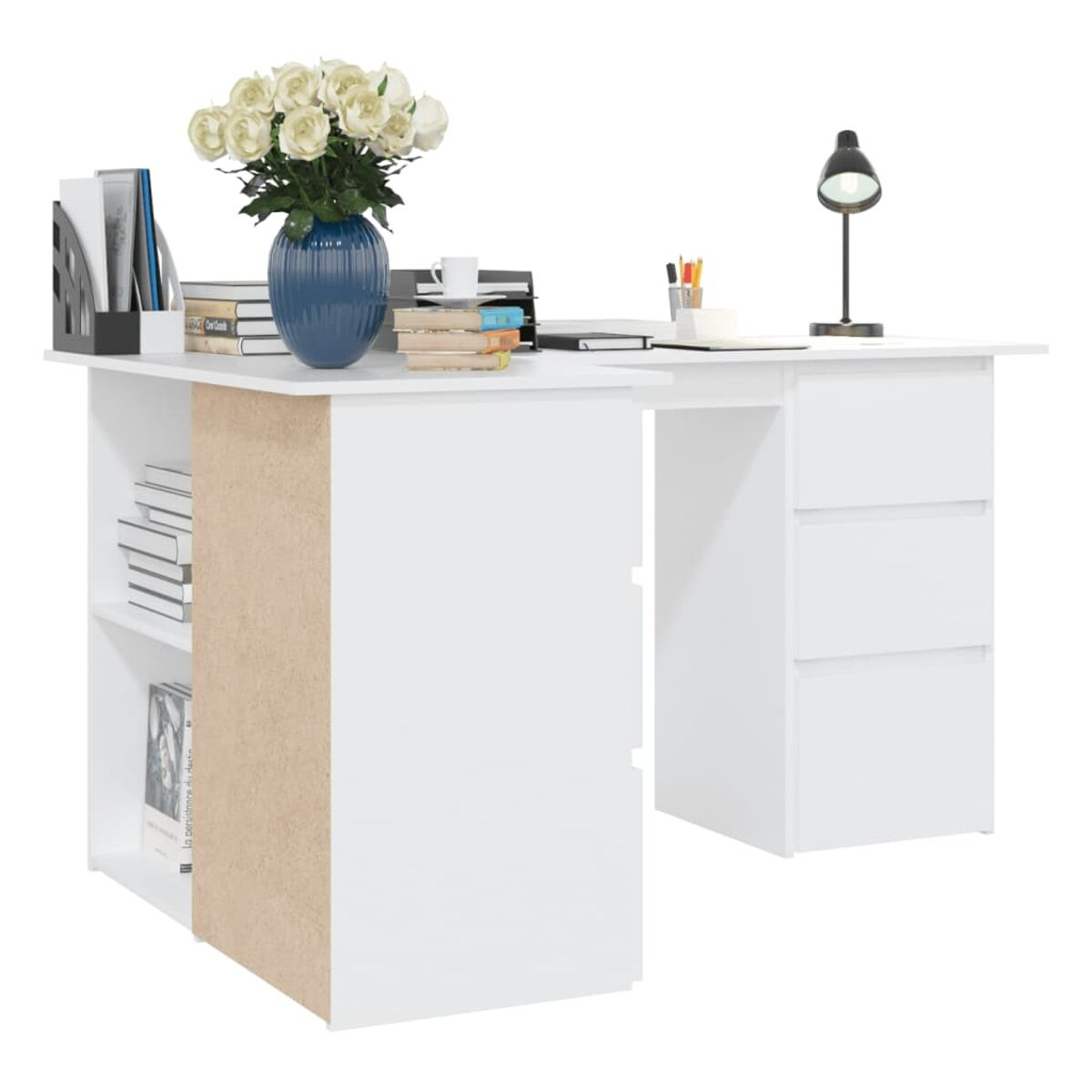Weißer Schreibtisch mit Schubladen, Regalen, Blumen, Büchern, Lampe und Büromaterial.
