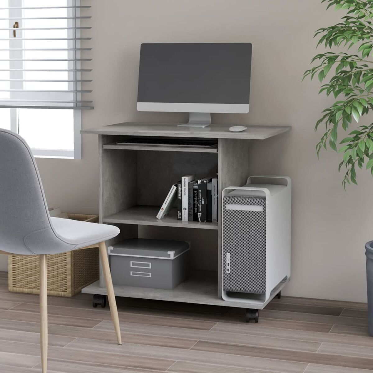 Computertisch mit Monitor, Computerturm und Regalen. Neutrales Farbschema.