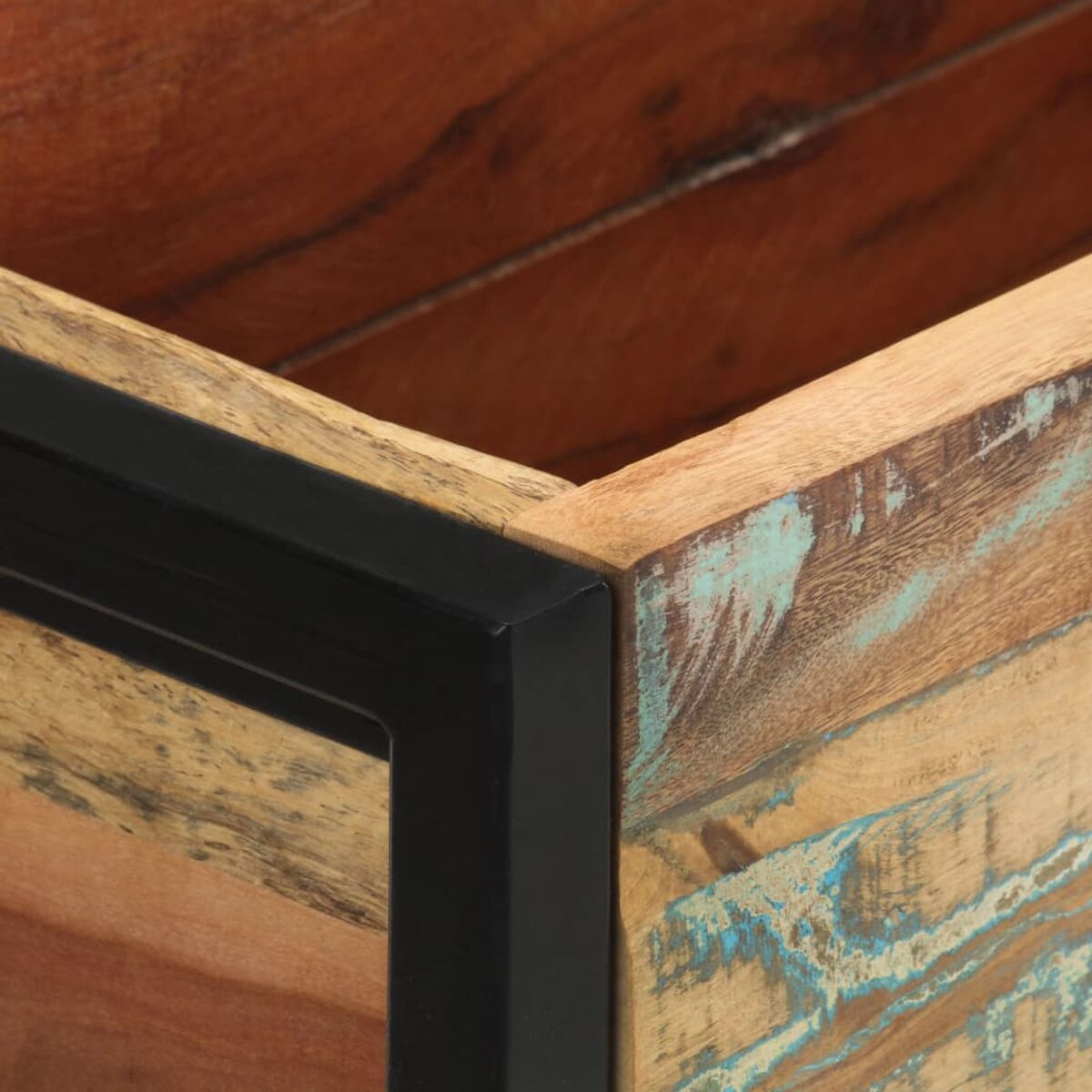 Holzkiste Ecke mit schwarzem Metallrahmen. Holz hat verschiedene Farben mit blauen Akzenten.