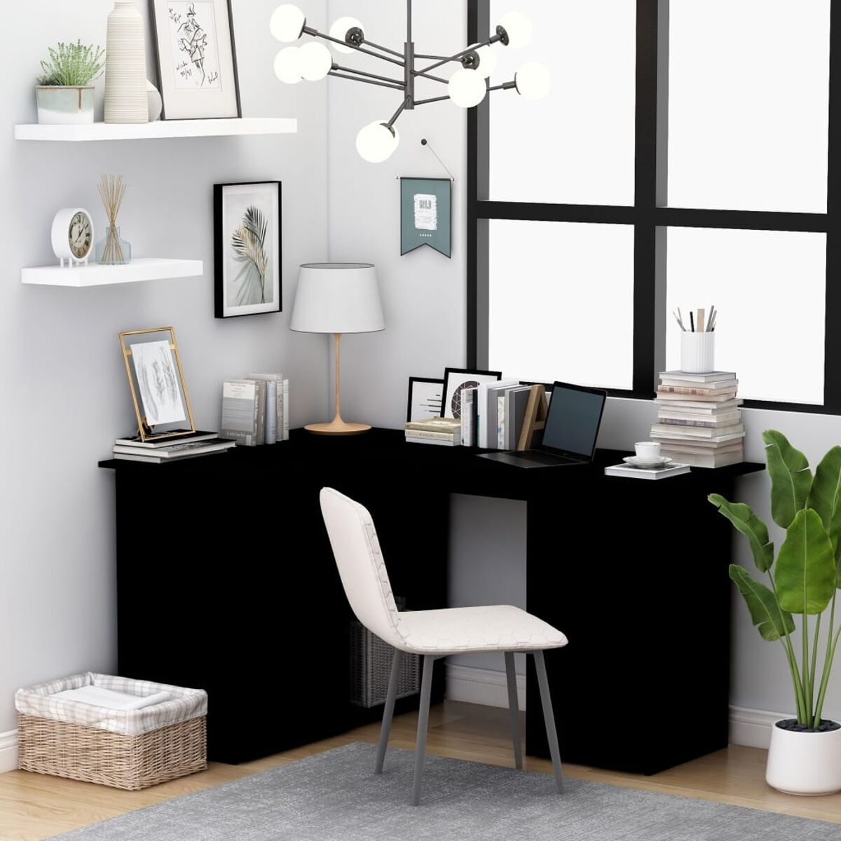 Büro-Setup: schwarzer Schreibtisch, weißer Stuhl, Regale und Deko.