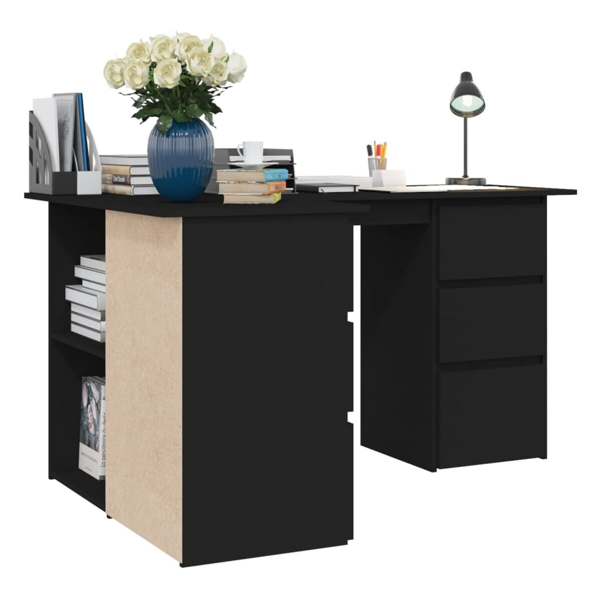 Schwarzer Schreibtisch mit Schubladen, Büchern, blauer Vase mit Blumen, Schreibtischlampe.