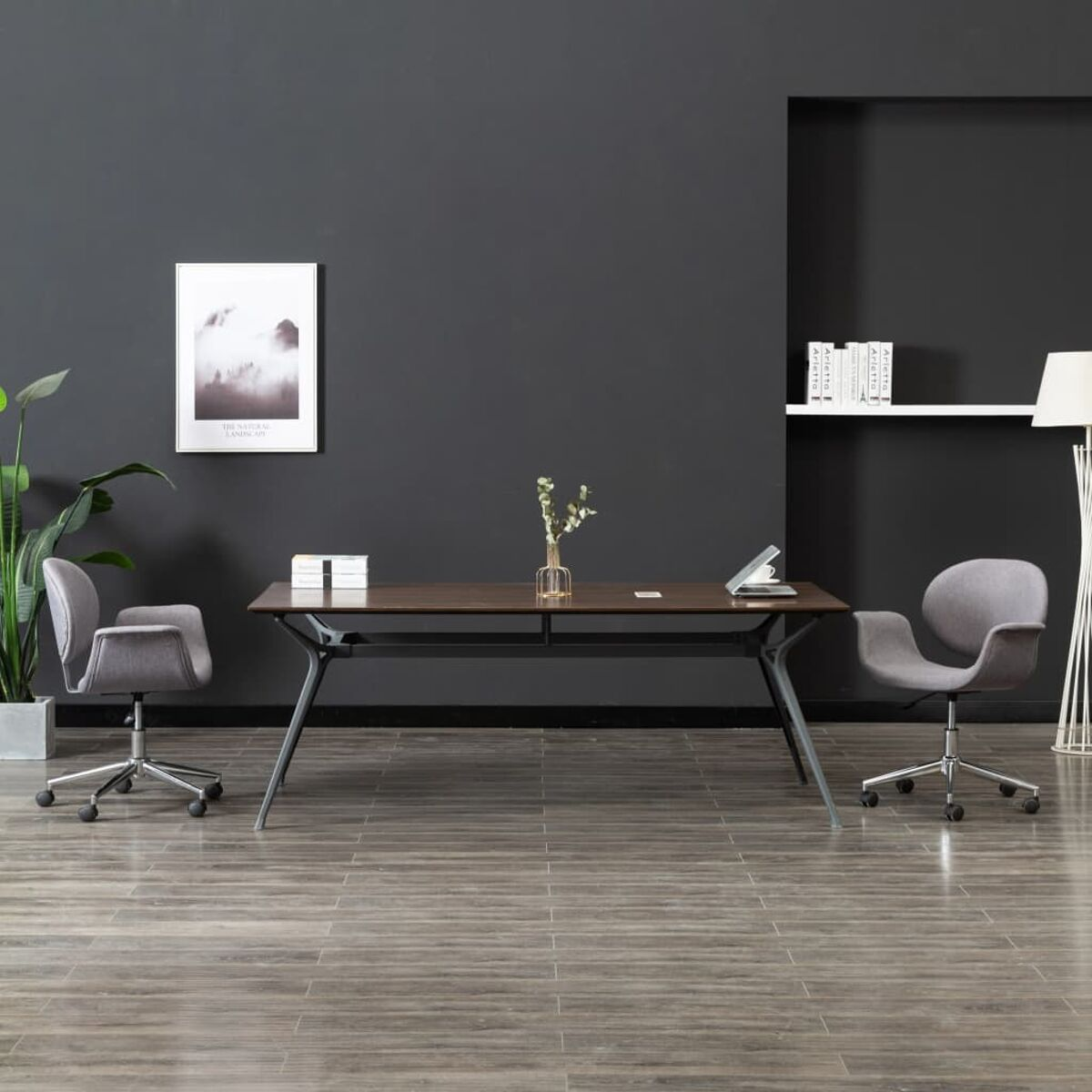 Büroszene mit zwei Stühlen, einem Tisch und einem Bild. Dunkelgraue Wand und Holzboden.