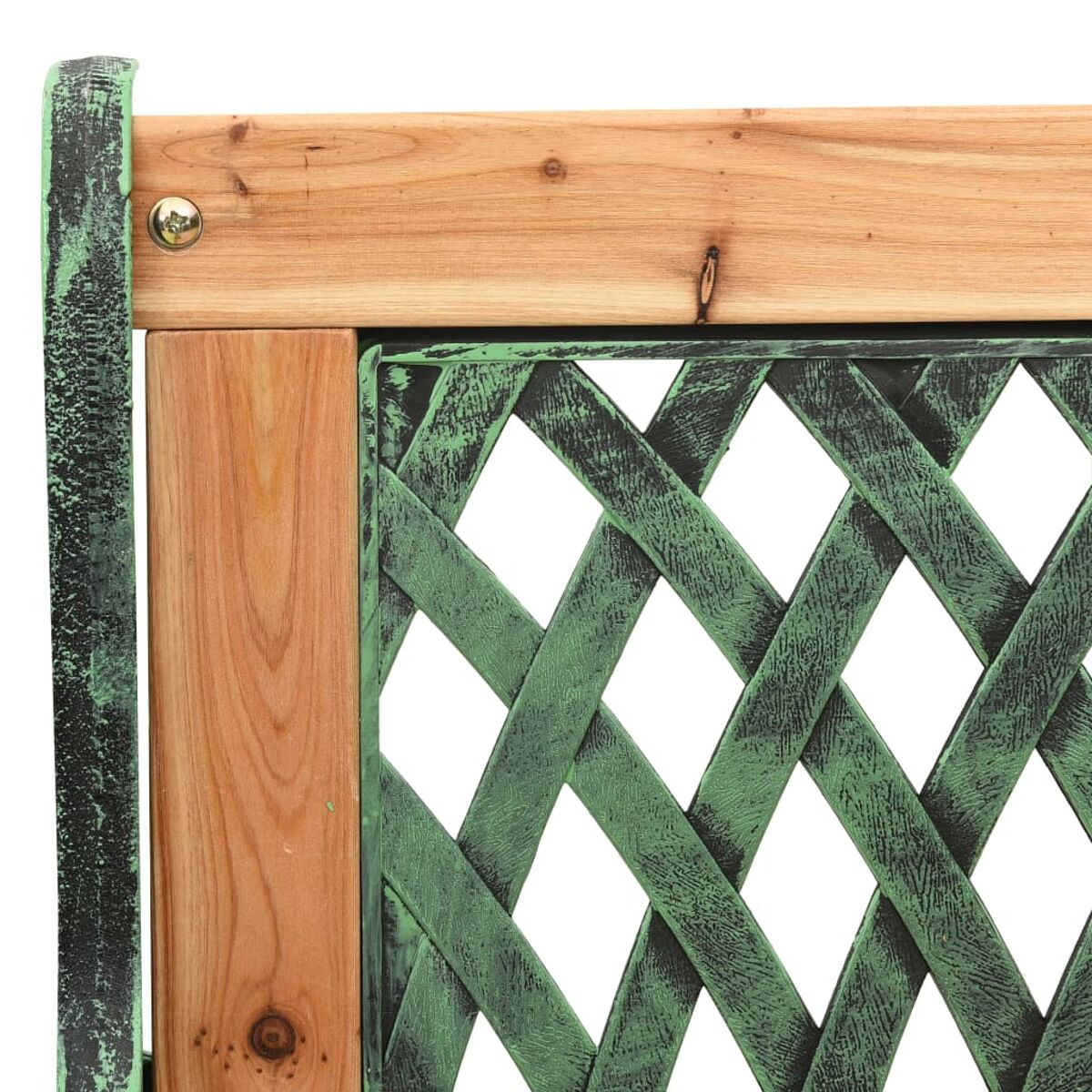 Nahaufnahme eines Holzzauns mit grünem Metallgitterdesign.