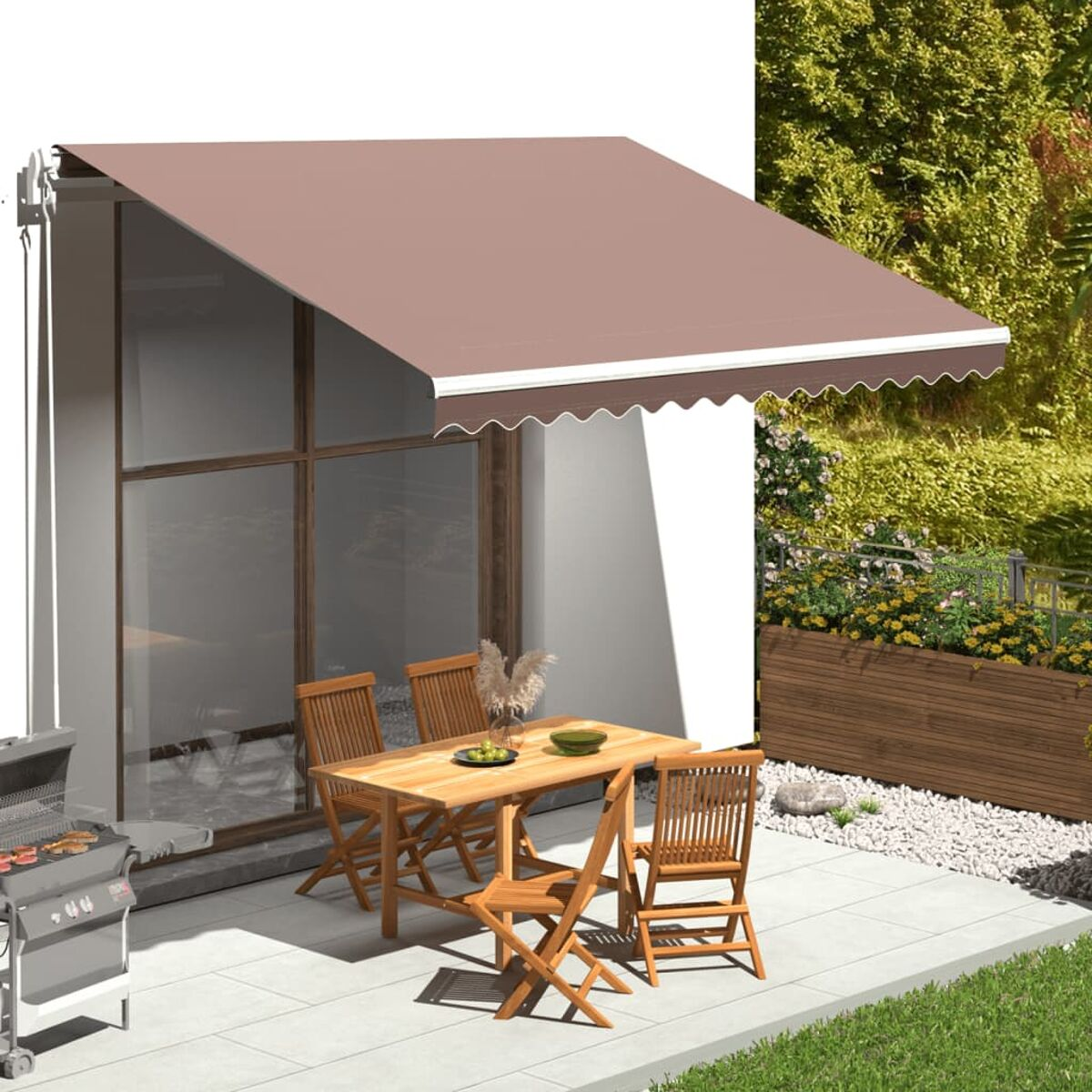 Szene im Freien mit Markise, Tisch, Stühlen und Grill. Markise braun, Tisch und Stühle aus Holz.
