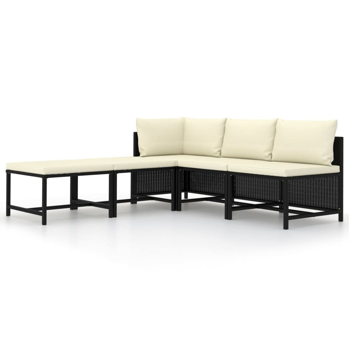 Schwarzes Rattan-Sofaset mit weißen Kissen vor weißem Hintergrund.