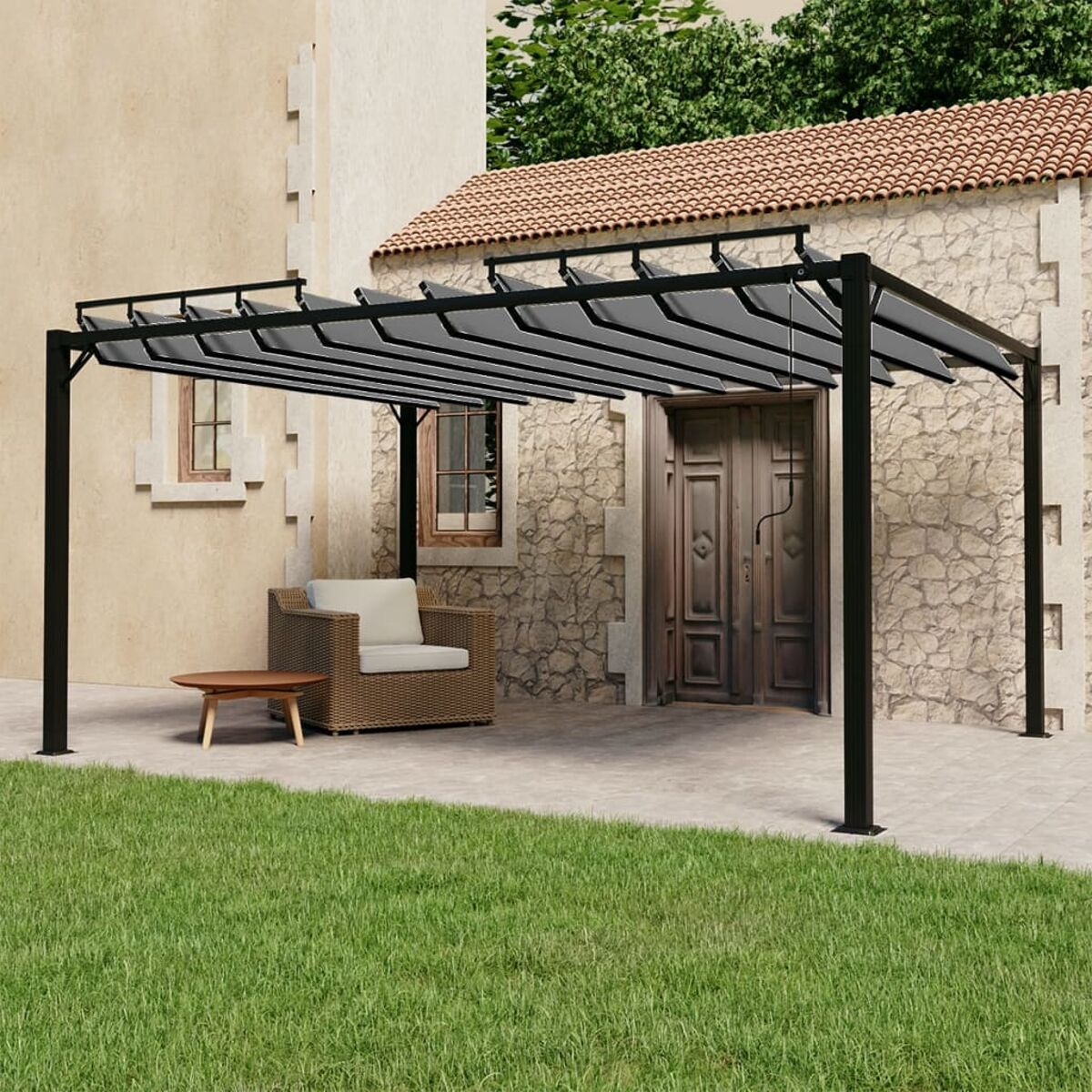 Pergola mit schwarzem Rahmen, grauem Dach und weißem Stuhl auf Terrasse mit Gebäudehintergrund.