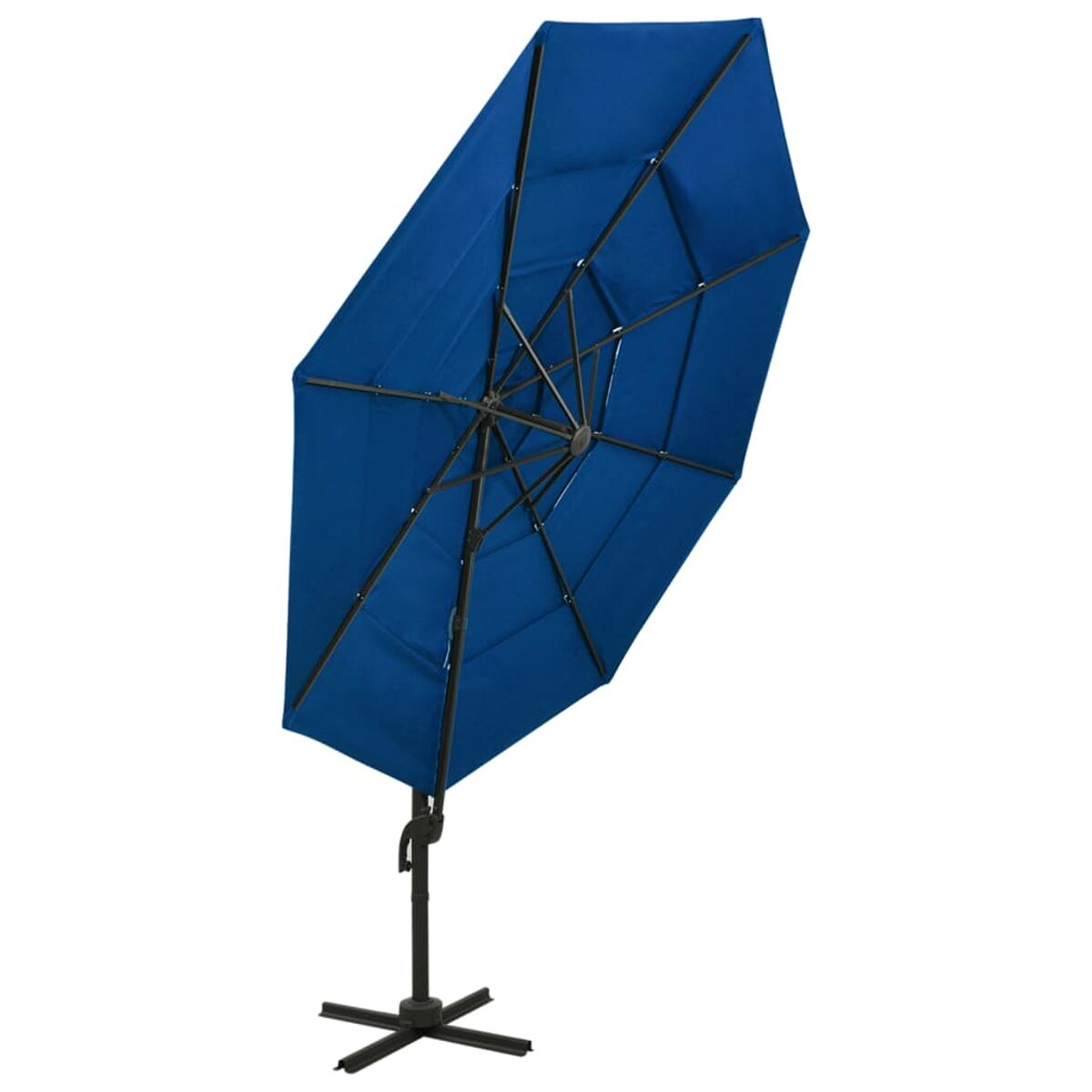 Blauer Ausleger-Sonnenschirm, offen, abgewinkelt, mit schwarzem Fuß.