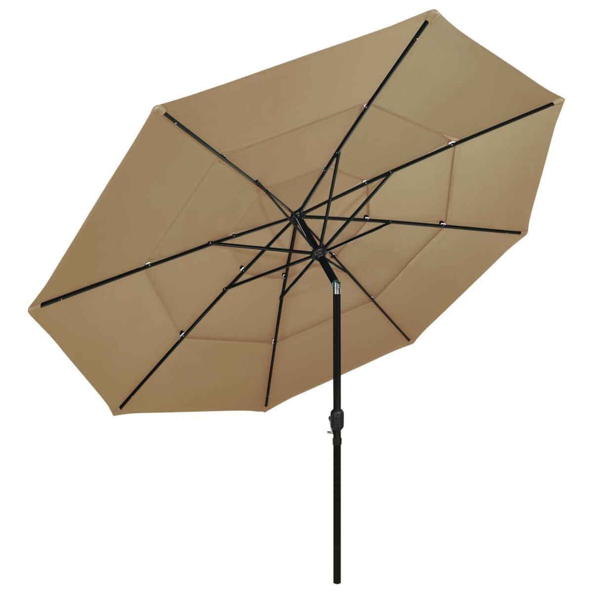 Beige Schirm mit schwarzem Gestell und Stange. Von unten gesehen, auf weißem Hintergrund.
