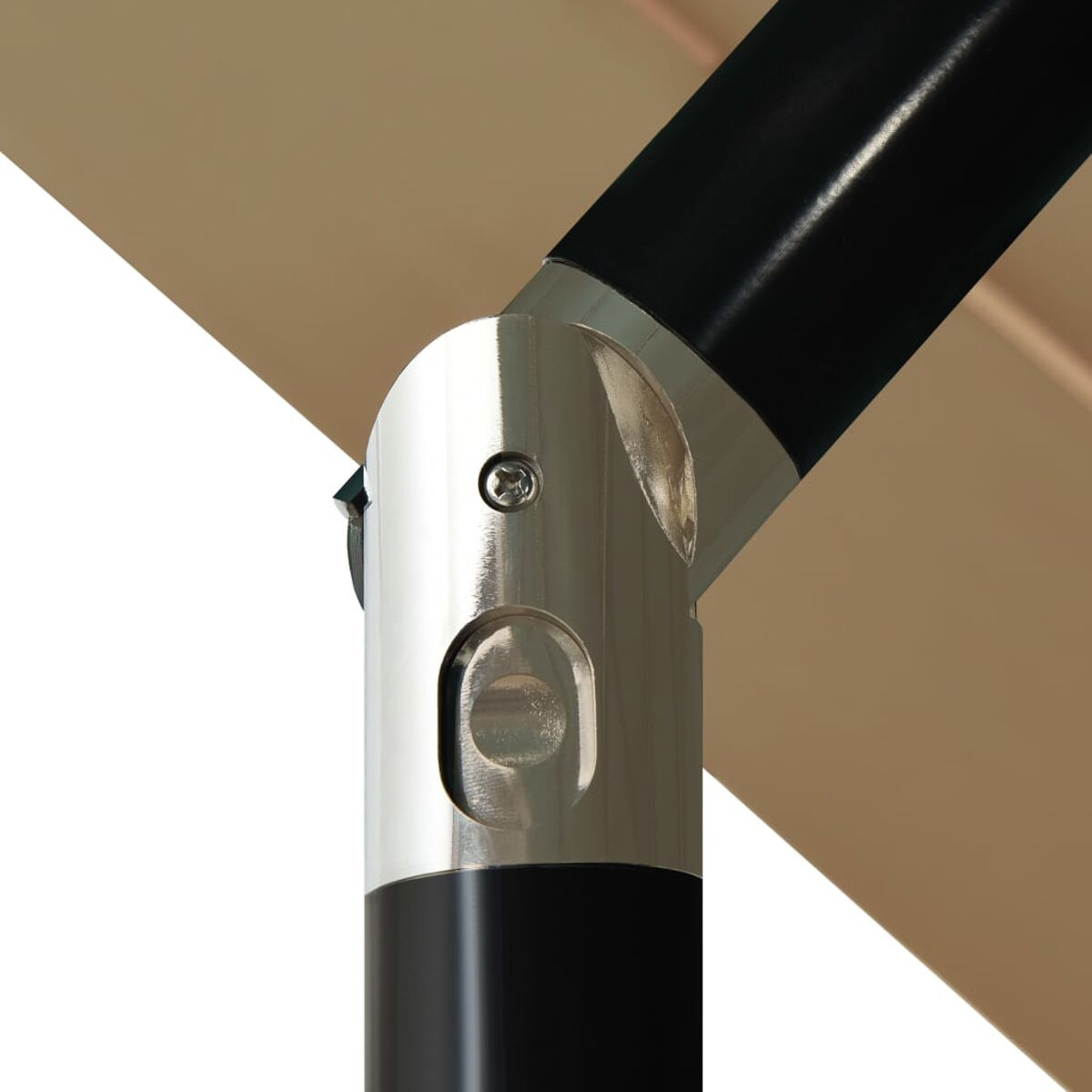Nahaufnahme eines Schirmgelenks. Der Rahmen ist schwarz und silber. Der Stoff ist beige.