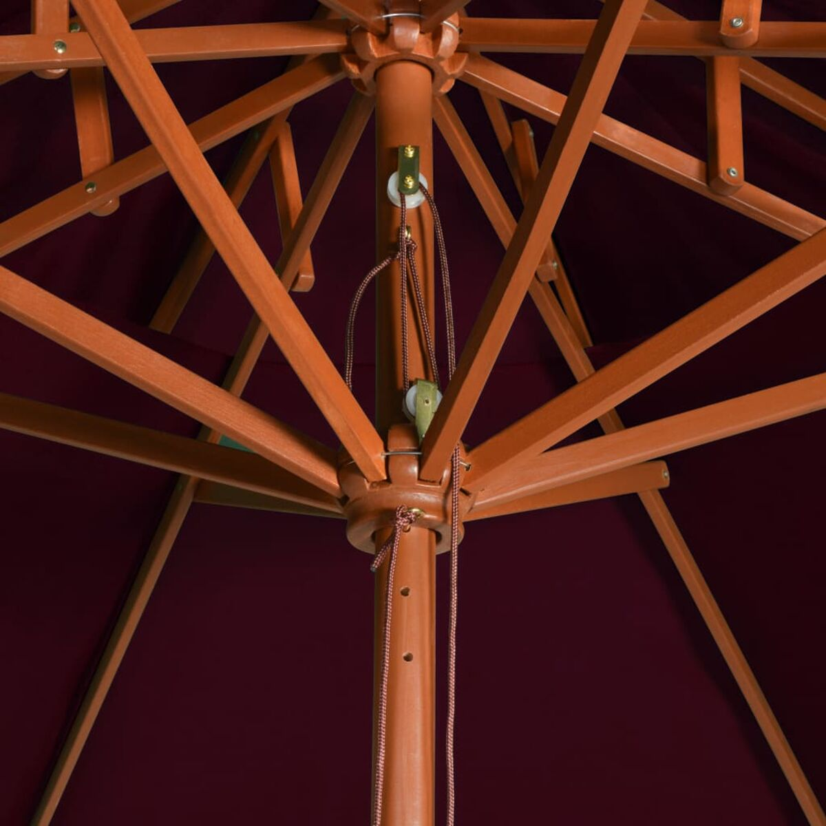 Holzschirmgestell mit rotem Stoff, Innenstruktur und Verbindungen zeigend.