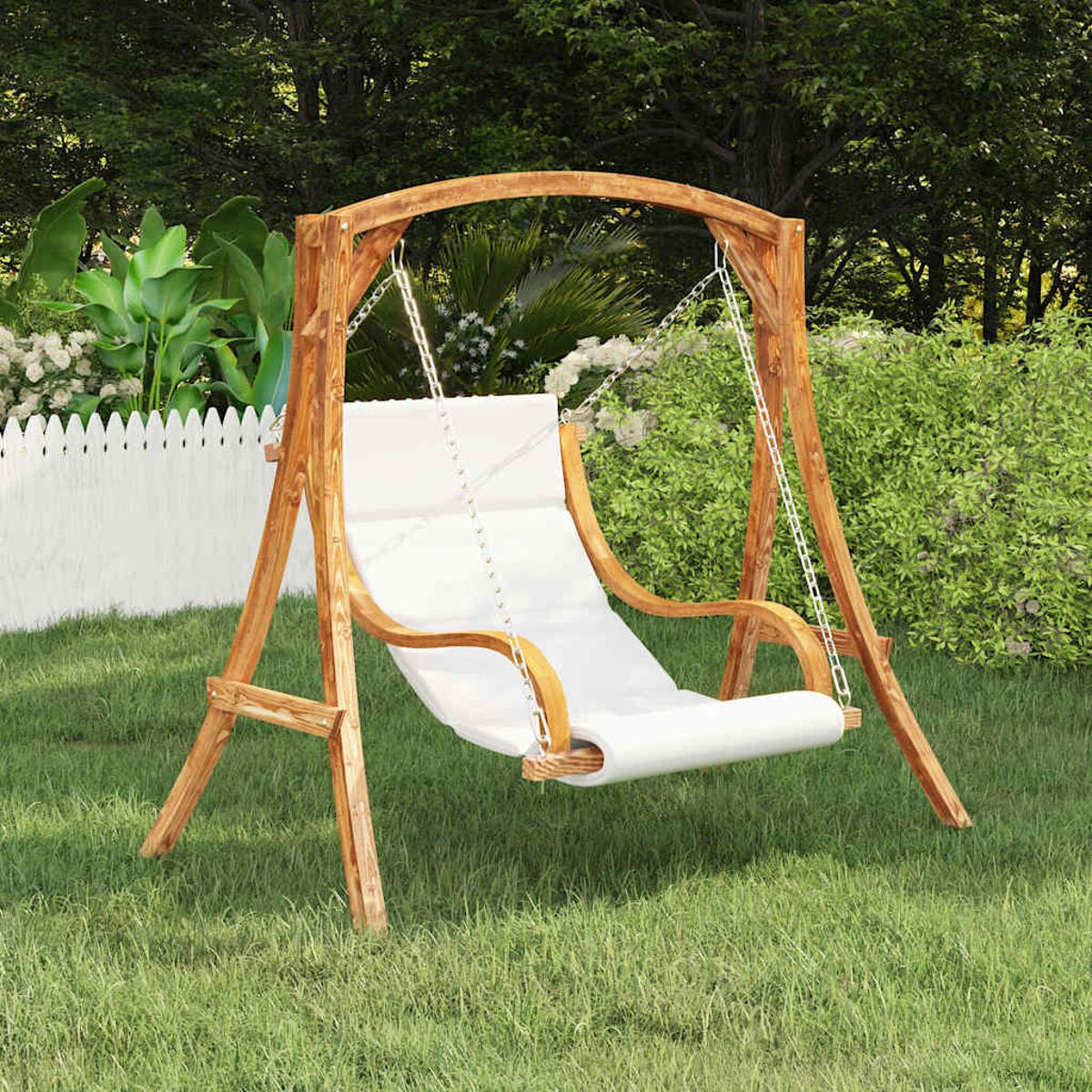 Ein Holzschaukelgestell mit einem weißen Schaukelstuhl, in einer grasbewachsenen Umgebung.