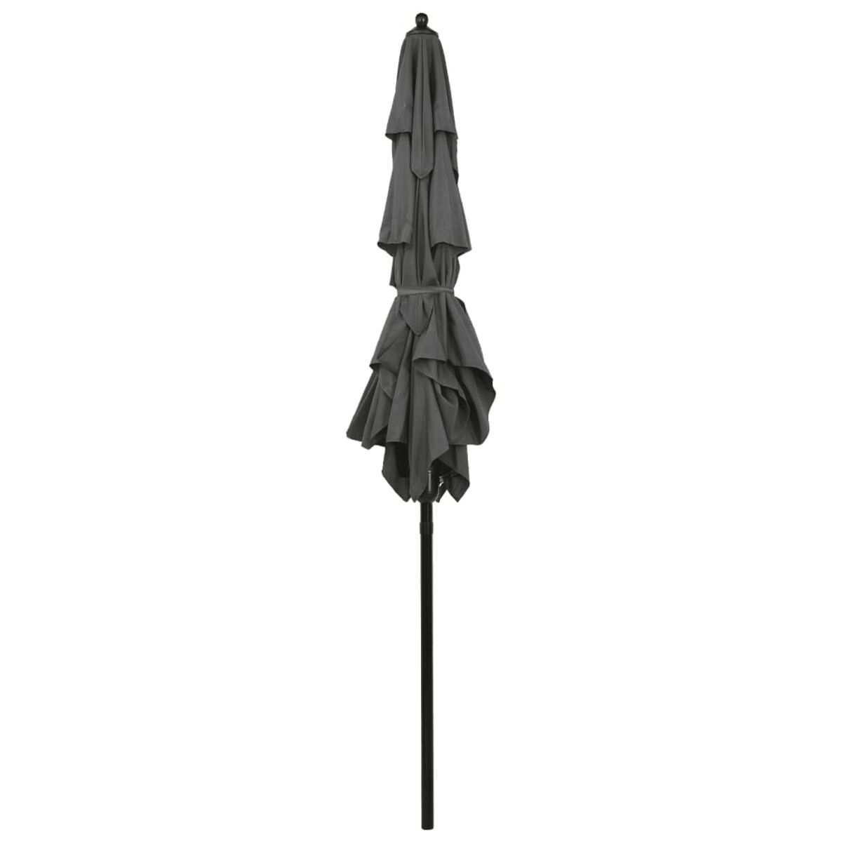 Ein geschlossener grauer Schirm mit schwarzem Mast. Der Stoff ist gerüscht.