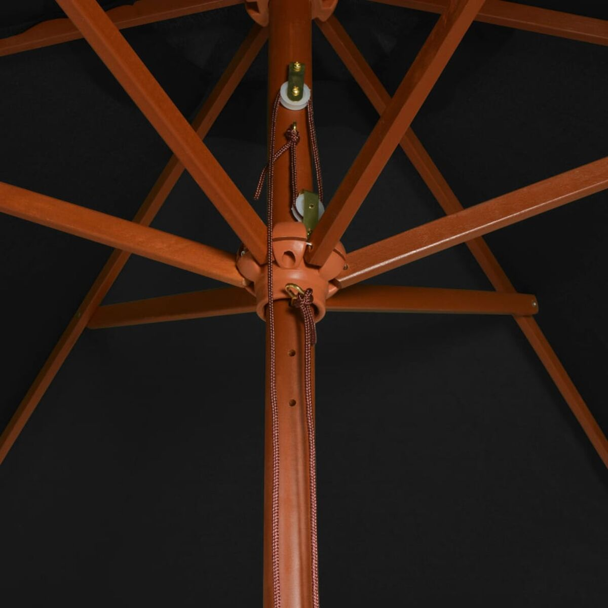 Nahaufnahme des Inneren eines offenen Regenschirms. Braunes Holz und schwarzer Stoff.