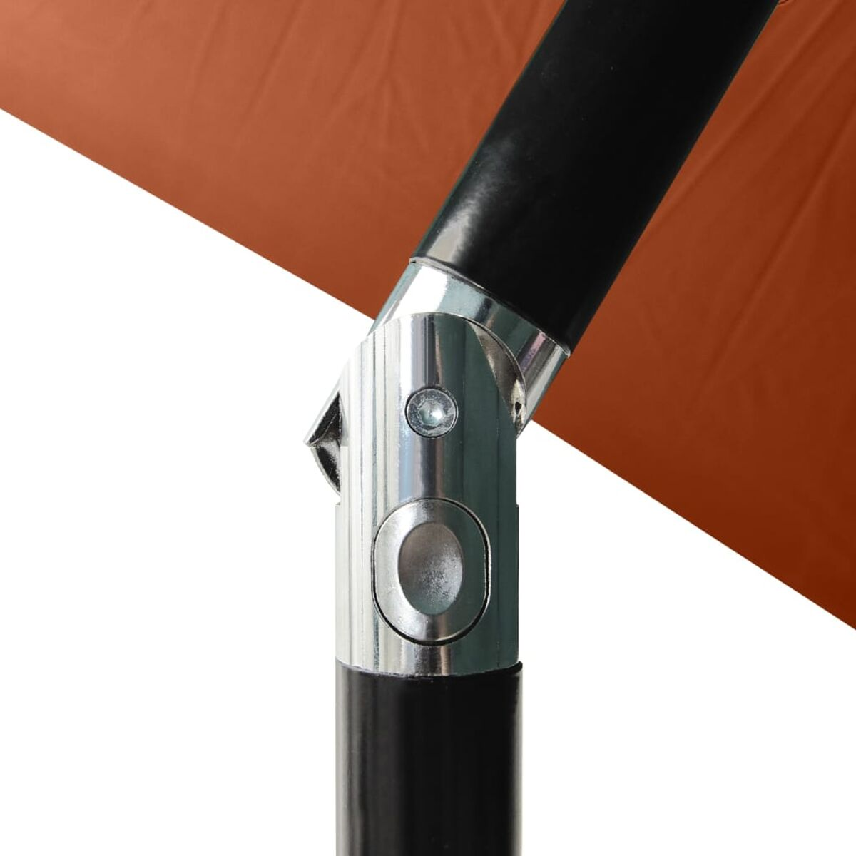 Nahaufnahme eines Schirmgelenks. Der Schirm ist orange und schwarz.