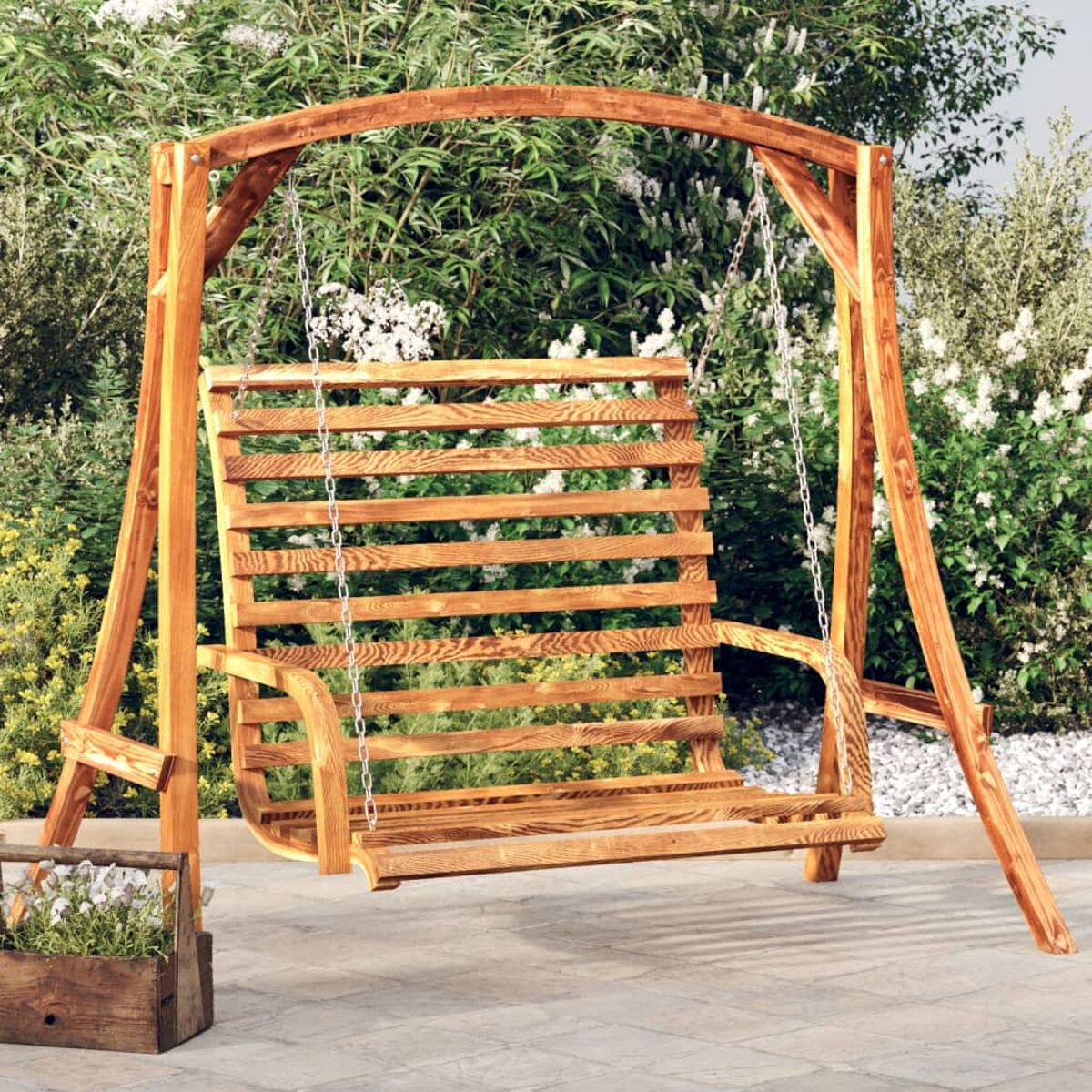 Schaukel aus Holz mit einer Bank. Die Schaukel befindet sich in einem Garten mit Pflanzen und Blumen.