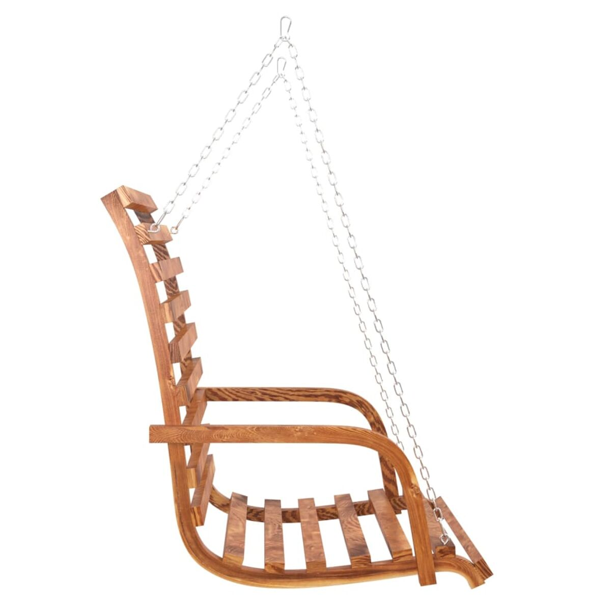 Ein Holzschaukelstuhl hängt an Ketten vor weißem Hintergrund.