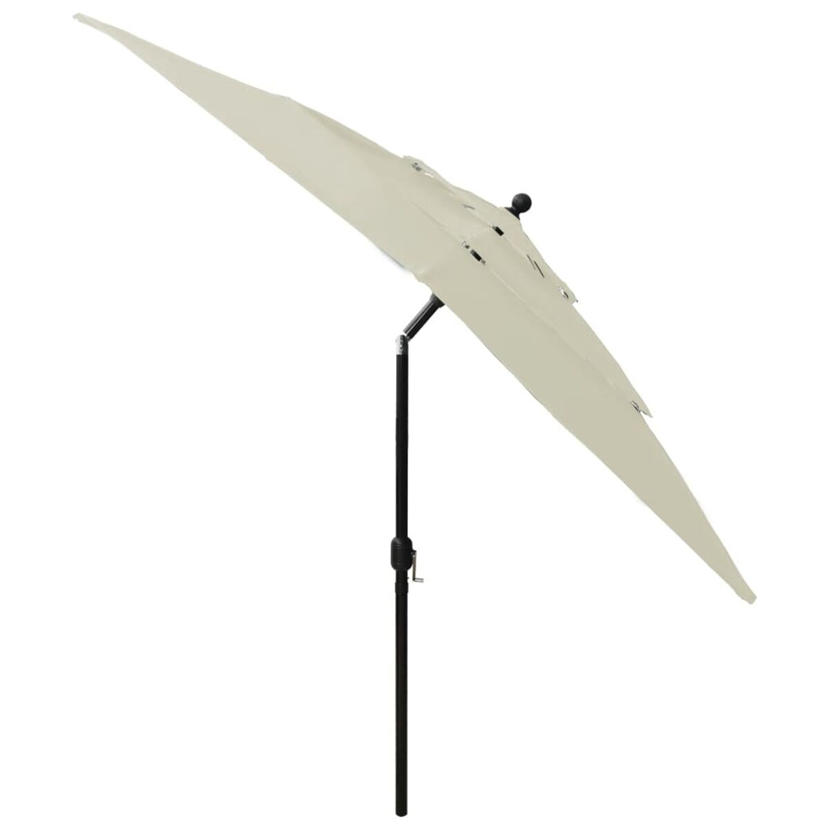 Beiger mehrstufiger Regenschirm, geöffnet, mit schwarzem Mast, vor weißem Hintergrund.