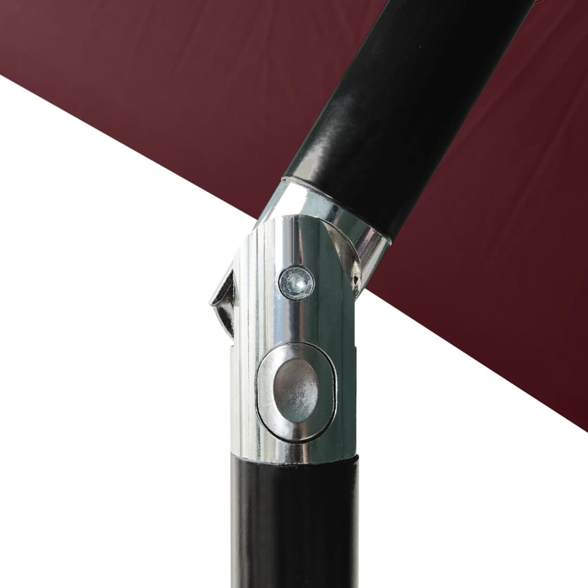 Nahaufnahme eines weinroten Schirmgelenks mit einem silbernen Metallteil und einem schwarzen Mast.