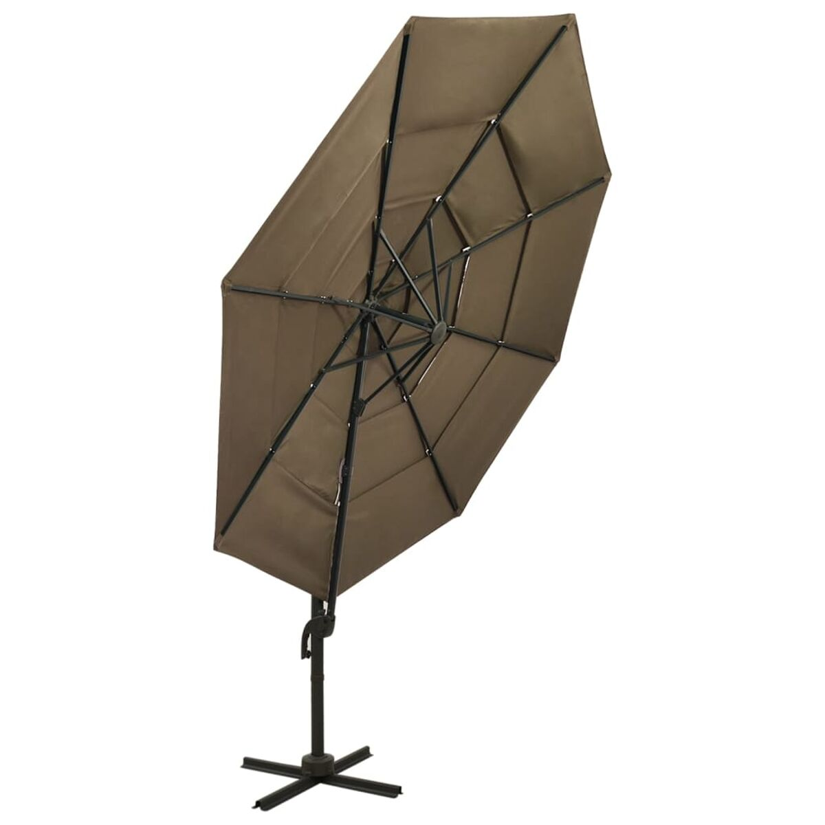Ein brauner Sonnenschirm, geöffnet, mit geneigtem Winkel, auf schwarzem Sockel.