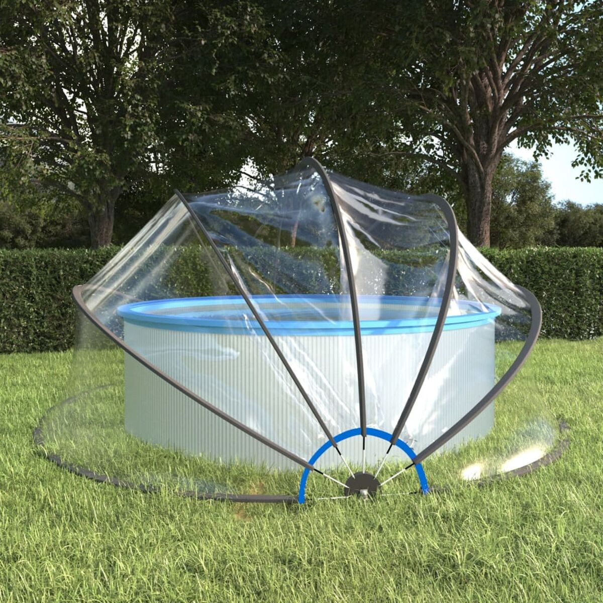 Ein blau umrandeter Pool mit klarer Abdeckung steht auf Gras. Bäume sind im Hintergrund.