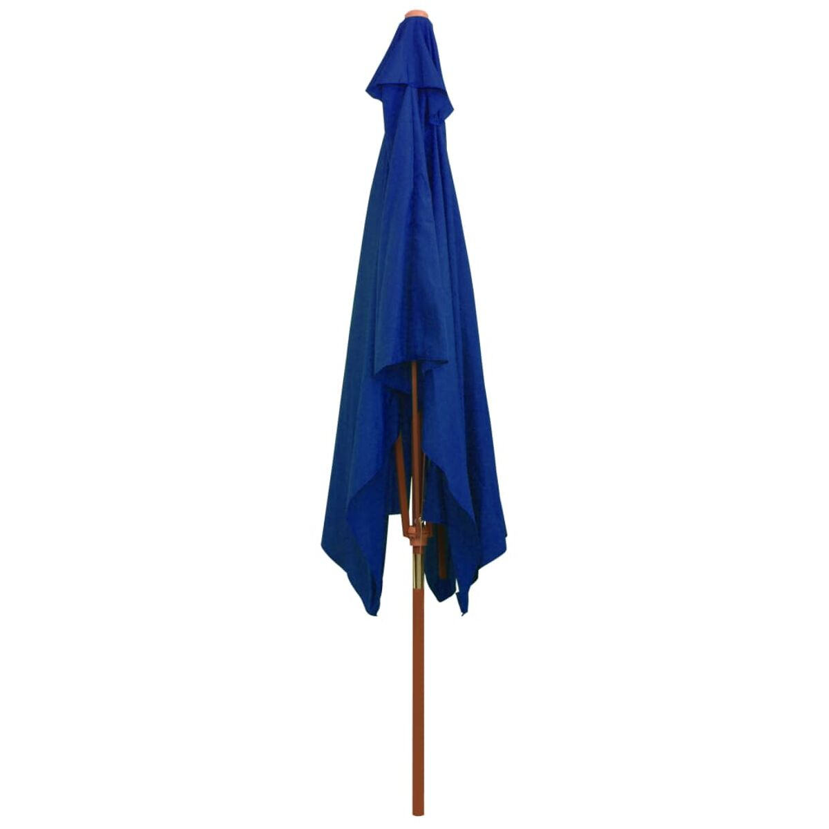 Blauer Terrassenschirm, geschlossen. Holzstange und -fuß. Isoliert.
