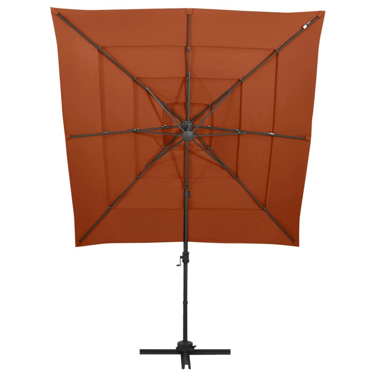 Ein orangefarbener quadratischer Regenschirm mit schwarzem Pfosten und schwarzem Sockel.