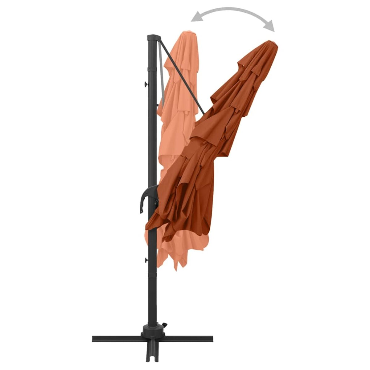 Ein versetzter Sonnenschirm in Orange mit braunem Mast, der gerade gekippt wird.