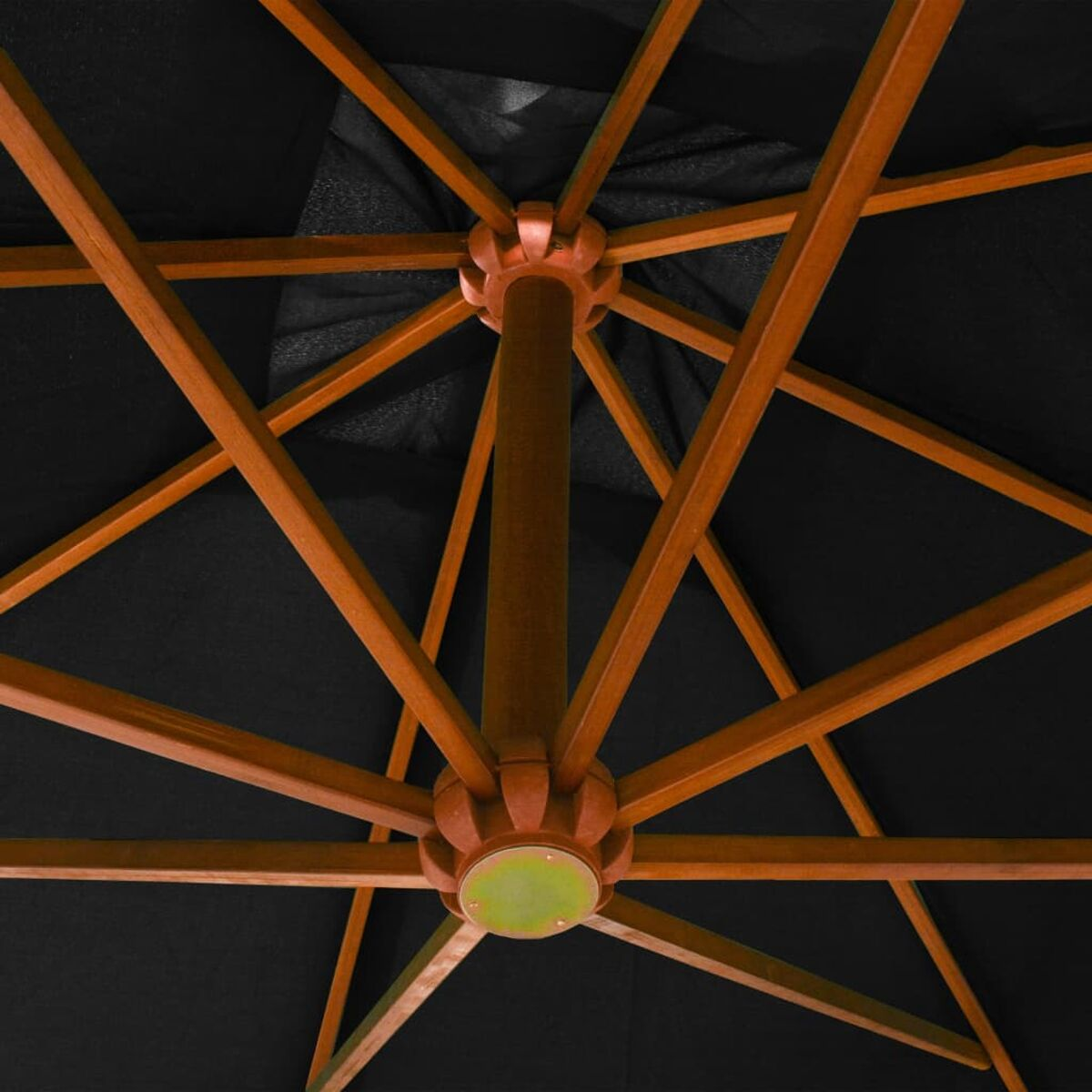 Unterseite eines schwarzen Schirms. Braune Holzrippen erstrecken sich von einem zentralen Pfosten.