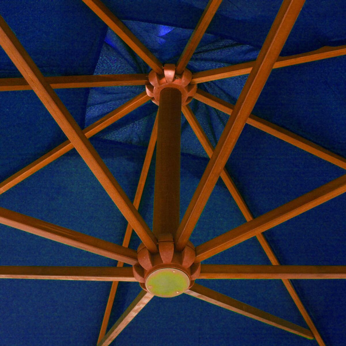 Innenansicht eines blauen Schirms mit Holzrippen. Der zentrale Pfosten ist braun.