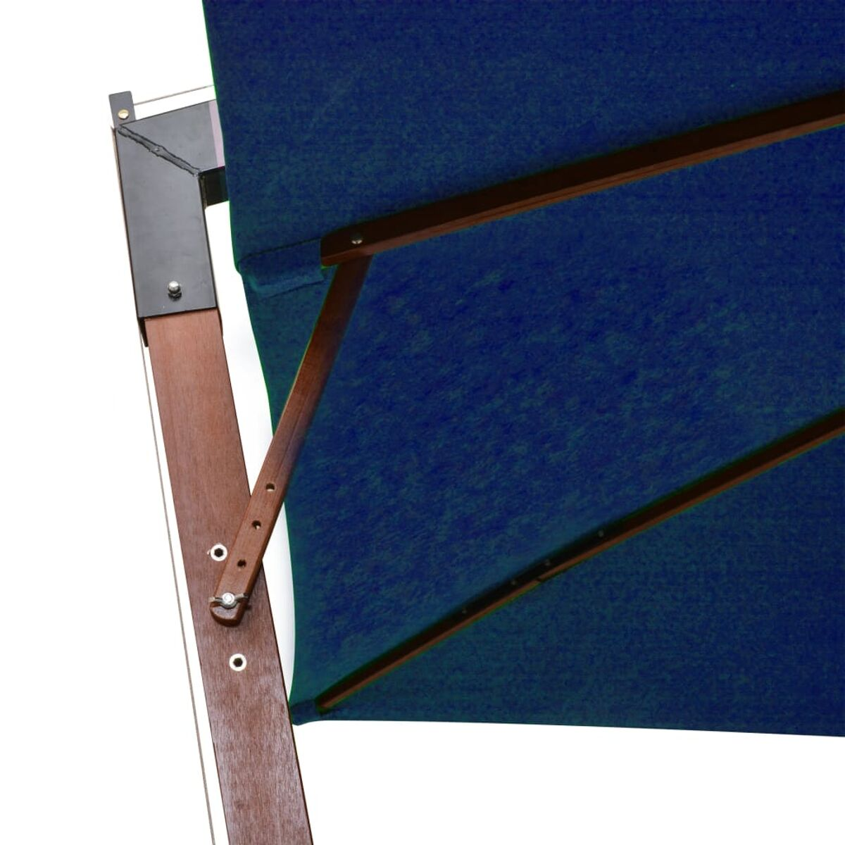 Nahaufnahme des Stoffes und Holzrahmens eines blauen Regenschirms, weißer Hintergrund.