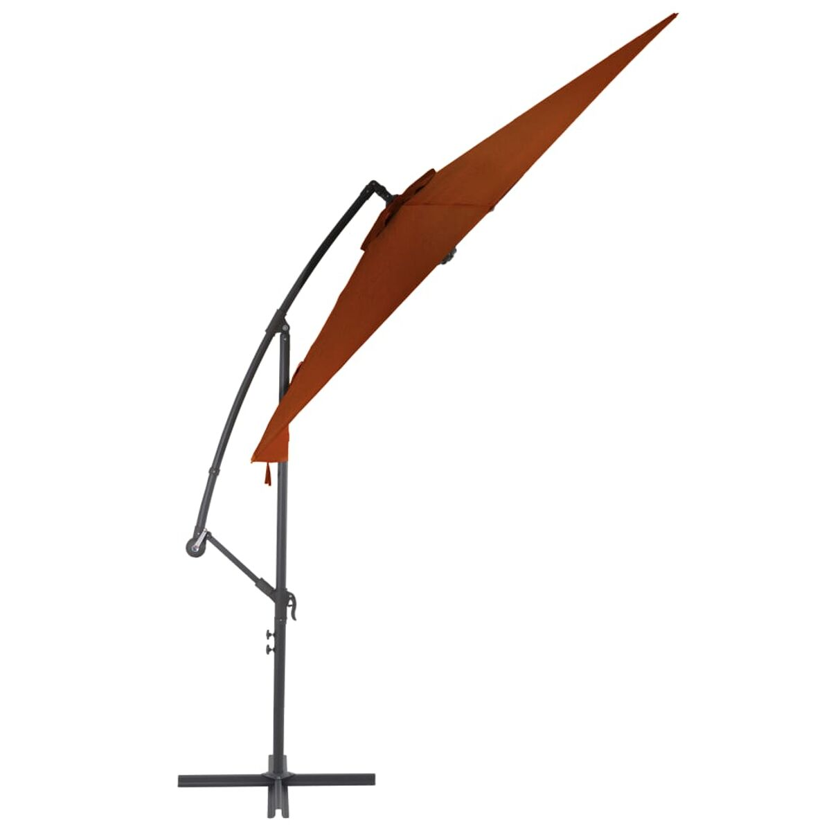Ein orangefarbener Auslegerschirm auf weißem Hintergrund. Dunkler Metallrahmen.