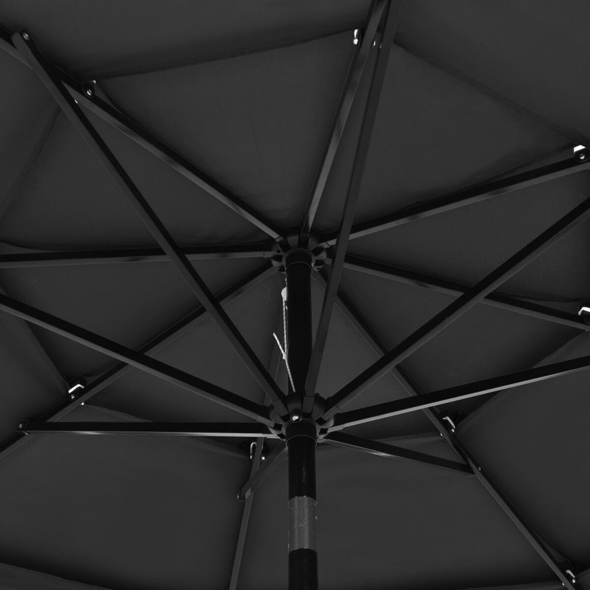 Nahaufnahme des Inneren eines schwarzen Regenschirms. Das Gestell ist sichtbar und schwarz.