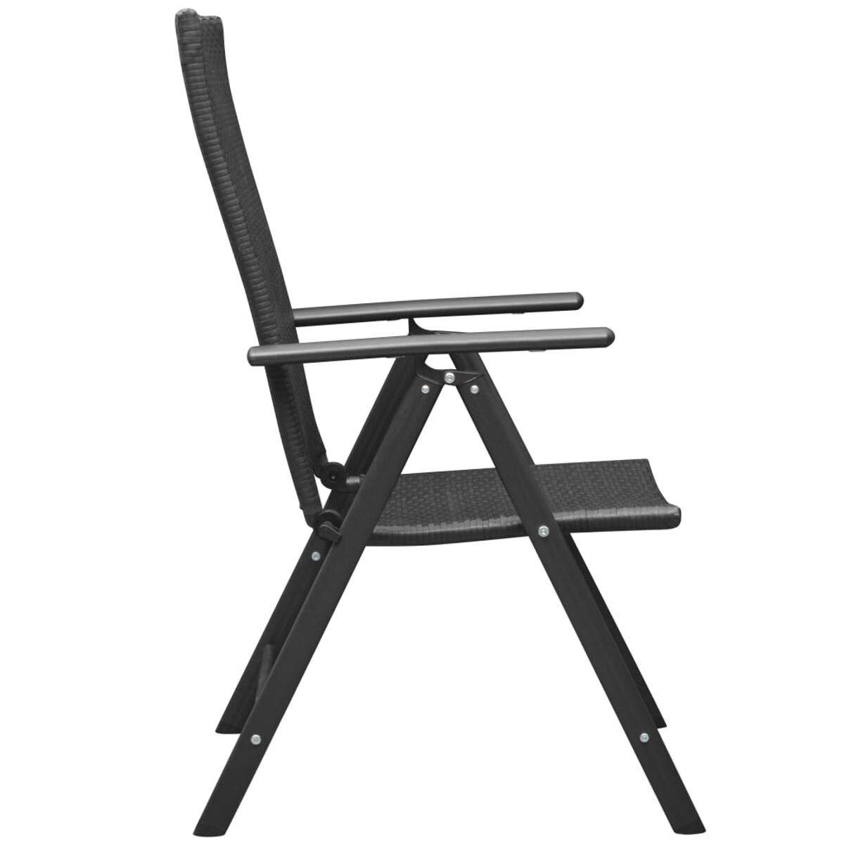 Schwarzer Klappstuhl. Er hat einen gewebten Sitz und eine hohe Rückenlehne.