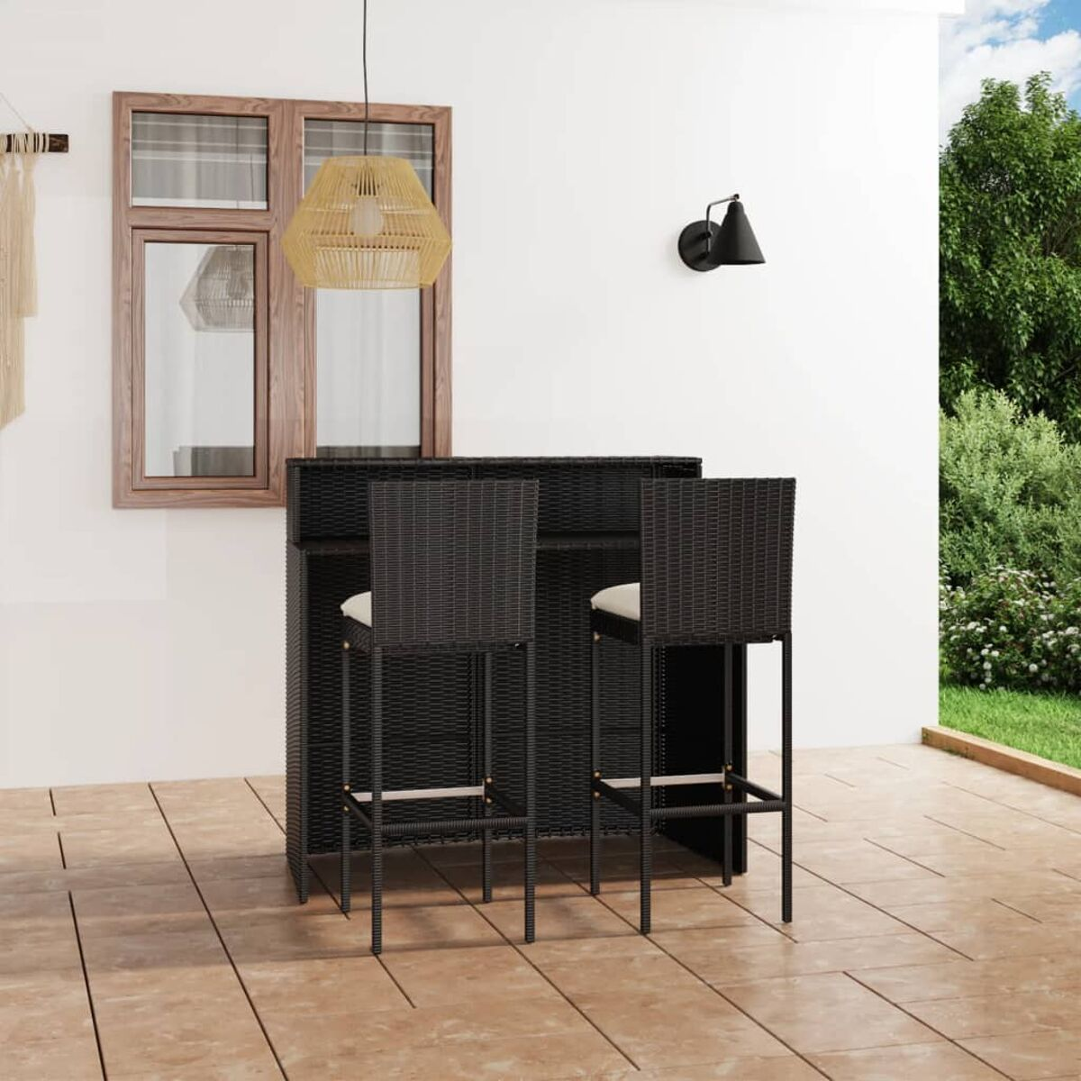 Schwarzes Rattan-Bar-Set mit zwei Hockern. Enthält Bar und Hocker, weiße Wände und ein Fenster.