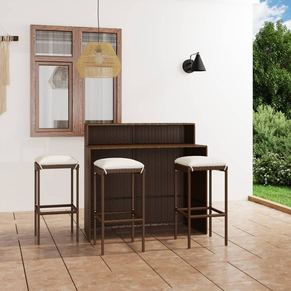Outdoor-Bar mit zwei Hockern. Die Bar ist aus braunem Korbgeflecht. Die Hocker haben weiße Kissen.