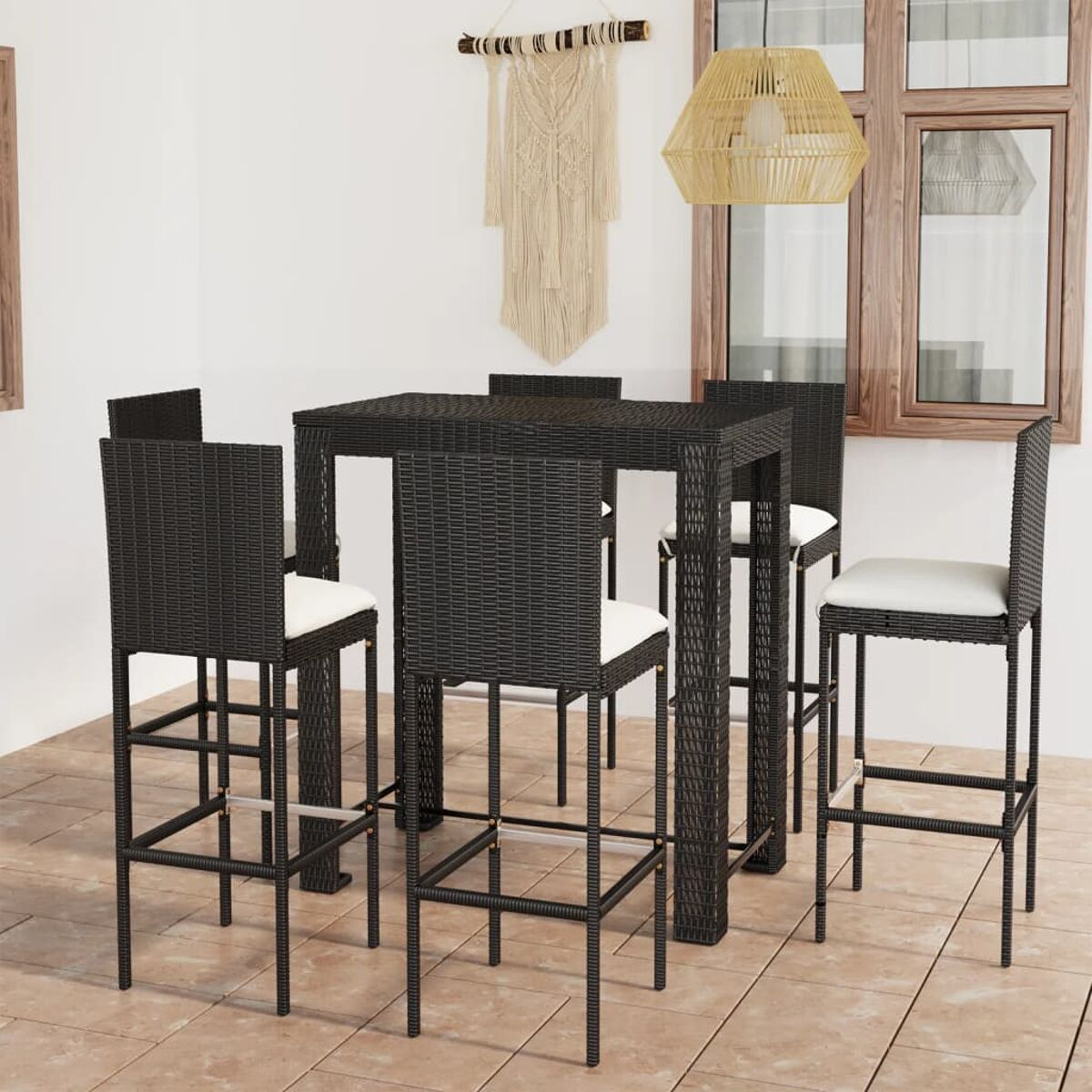 Schwarzes Rattan-Bartisch-Set mit Tisch und Stühlen. Es befindet sich in einer Außenszene mit Makramee und Fenster.