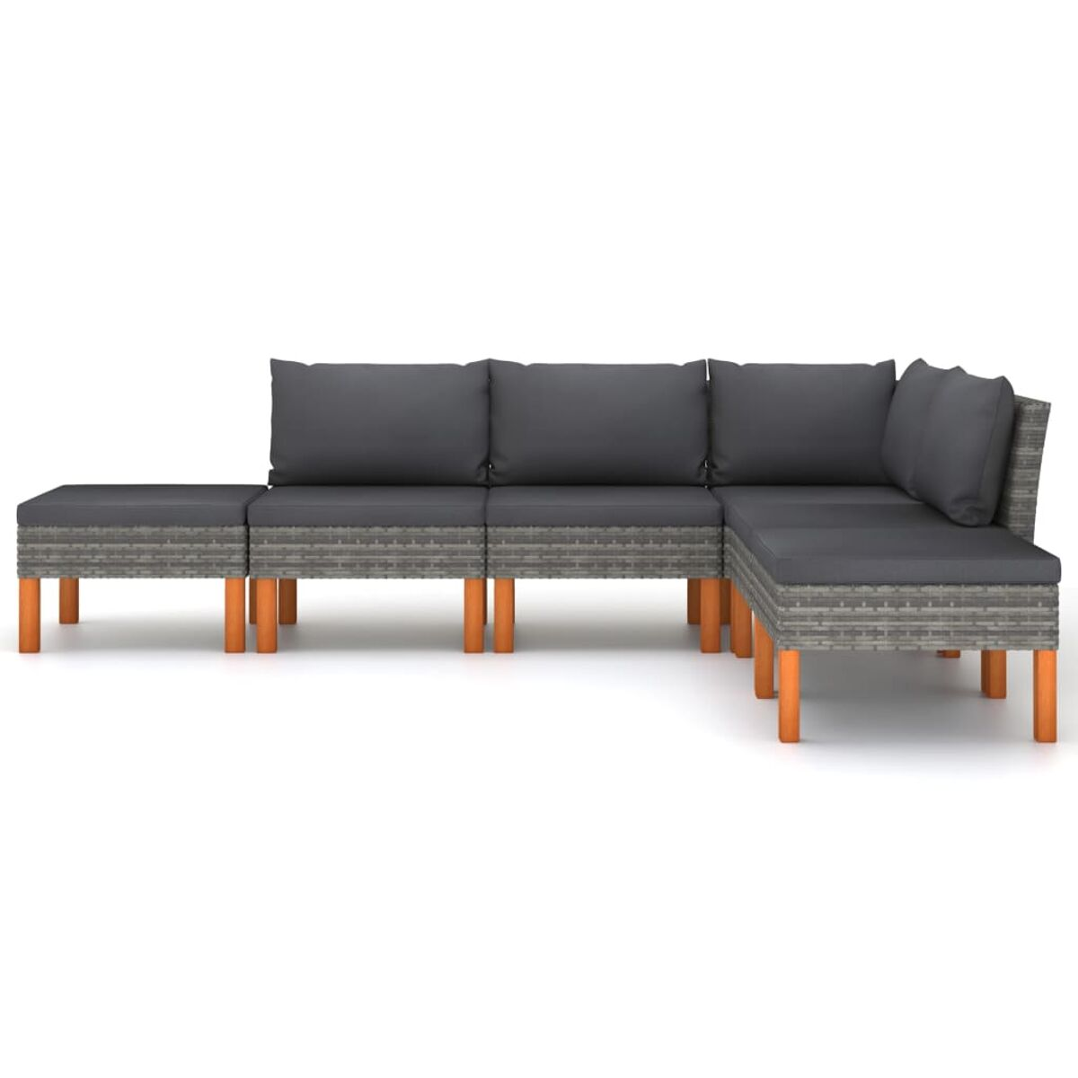 Graues Rattan-Ecksofa mit Holzbeinen. Kissen sind dunkelgrau. Weißer Hintergrund.