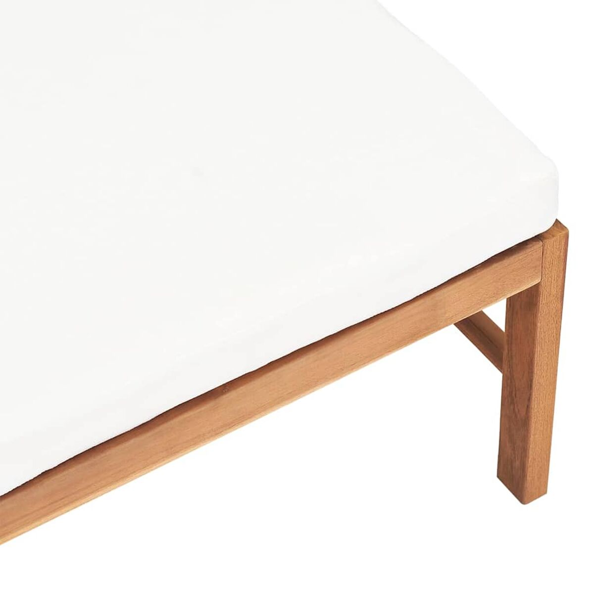 Holzbank. Es ist eine Nahaufnahme des Sitzes mit einem weißen Kissen. Auf weißem Hintergrund.