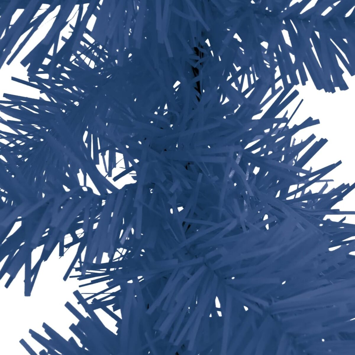 Nahaufnahme eines blauen künstlichen Weihnachtsbaums mit weißem Hintergrund.