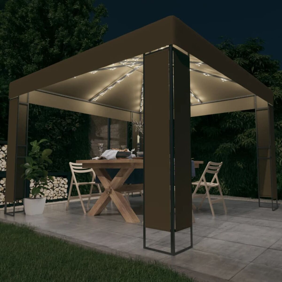 Outdoor-Pavillon bei Nacht mit Lichtern, Möbeln und Pflanzen. Braune Farbe.