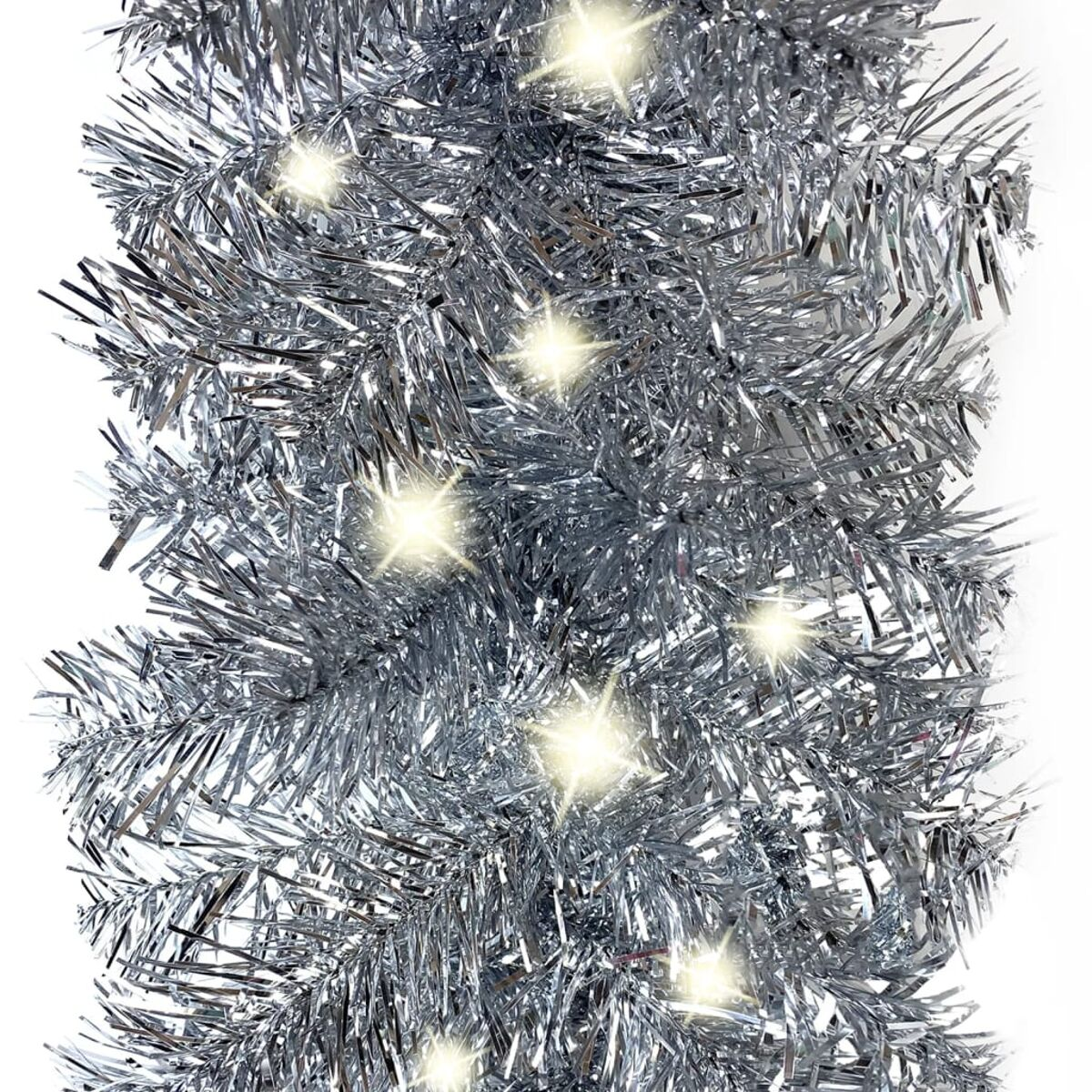 Eine glänzende silberne Lamettagirlande mit leuchtenden Lichtern. Das Lametta befindet sich vor einem weißen Hintergrund.
