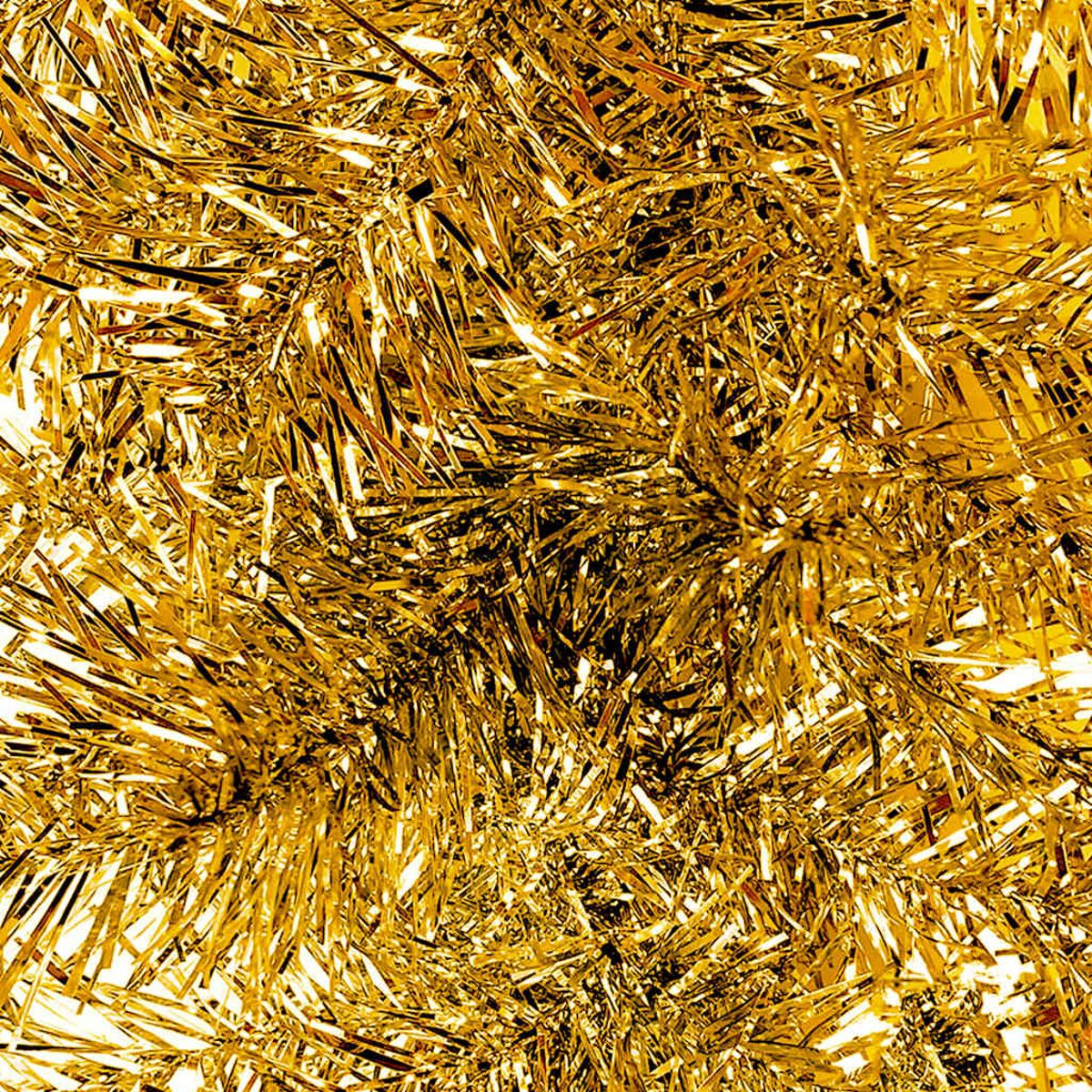 Nahaufnahme von glänzendem, goldenem Lametta. Das Lametta ist dicht gepackt und reflektiert das Licht.