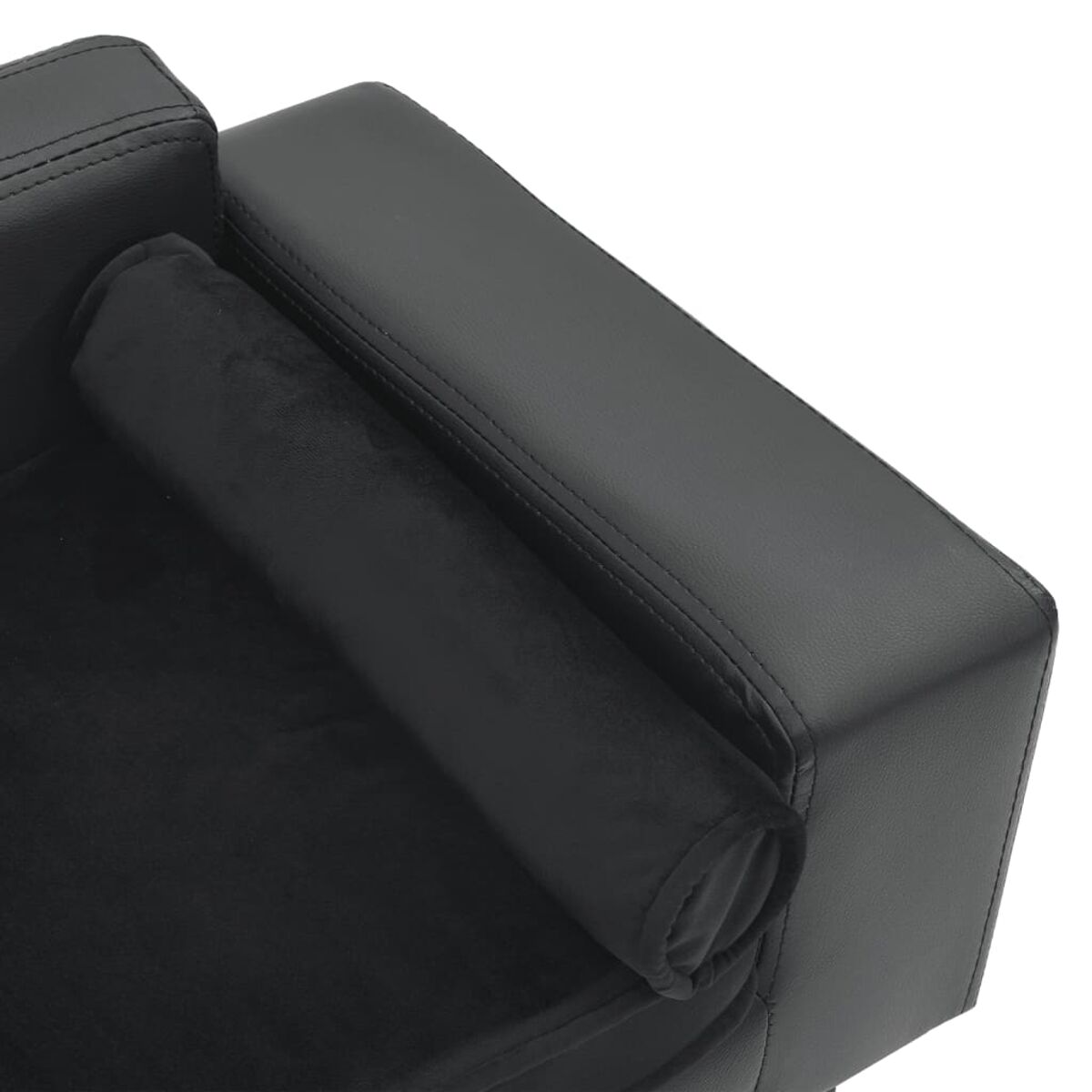 Nahaufnahme einer schwarzen Ledersofa-Armlehne mit einem schwarzen Polsterkissen.